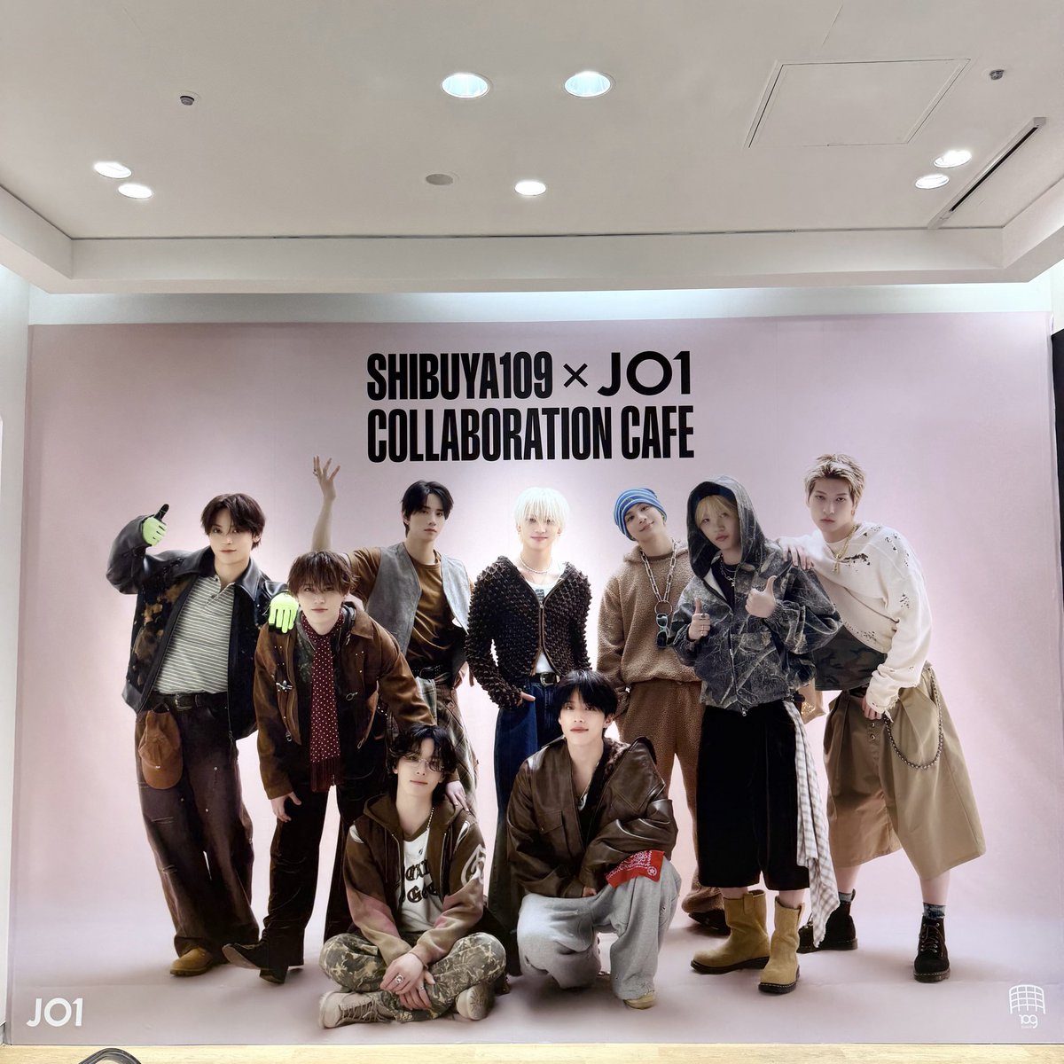SHIBUYA109NET's tweet photo. ／
✩🤎🍨SHIBUYA109 × JO1
　　　　　COLLABORATION CAFE🥤🩷✩
＼

コラボメニュー1点ご注文ごとにノベルティとして"オリジナルコースター"（全9種・ランダム)、お一人様1会計3,000円(税込)ごとに"オリジナルカード型ステッカー"(全9種・ランダム)を先着でプレゼント🎁⊹.˚

ぜひチェックしてみてね💫⟡˖·

✔︎ 期間：9月1日(火)〜9月15日(火)
✔︎ 場所：SHIBUYA109渋谷店 8F

詳しくはこちら🔗
https://t.co/nRPT5JFtLc

@official_jo1 

#JO1 #SHIBUYA109_JO1