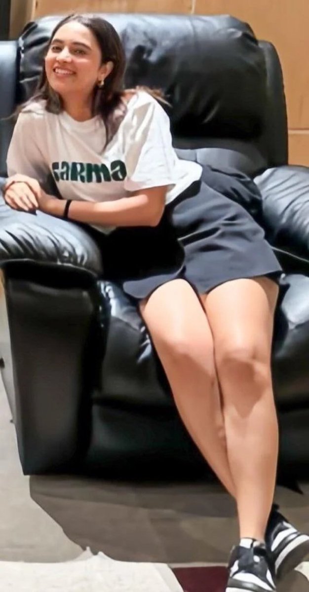 PammyWorship's tweet photo. Ipdi oru milky meaty thighs ah 🦵🏻🤤👅 angaye PAMMY kaaluku kizha mandi potu feet la 🛐😋 irundhu inch by inch ah nakki thodaiya pesanju nakki sapanum 🩷😘🫦 Chubby thighs ah adichu sevaka vitu pinky soothu ootaila 🥵🌺🍑 sniff pani naaku potu ookanum PAMMY ah kuniya vachu 😋🍌💦 https://t.co/3CaWTHxrBo