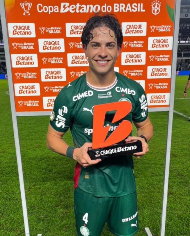 giaylopez's tweet photo. HOMEM LINDO SORRISO LINDO TUDO LINDO ORGULHO DESSE NENECO 🤕 https://t.co/zmJ3oSEPtL