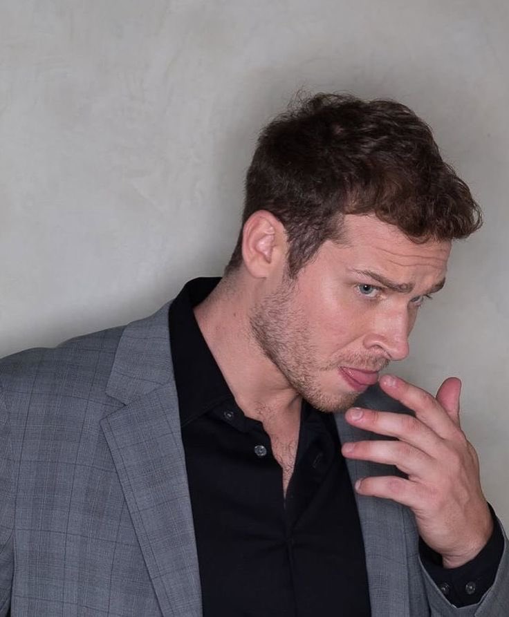 yellowxshadow's tweet photo. pictures of oliver that have me on my knees (all pictures of oliver have me on my knees) https://t.co/w1MzHLCN5D