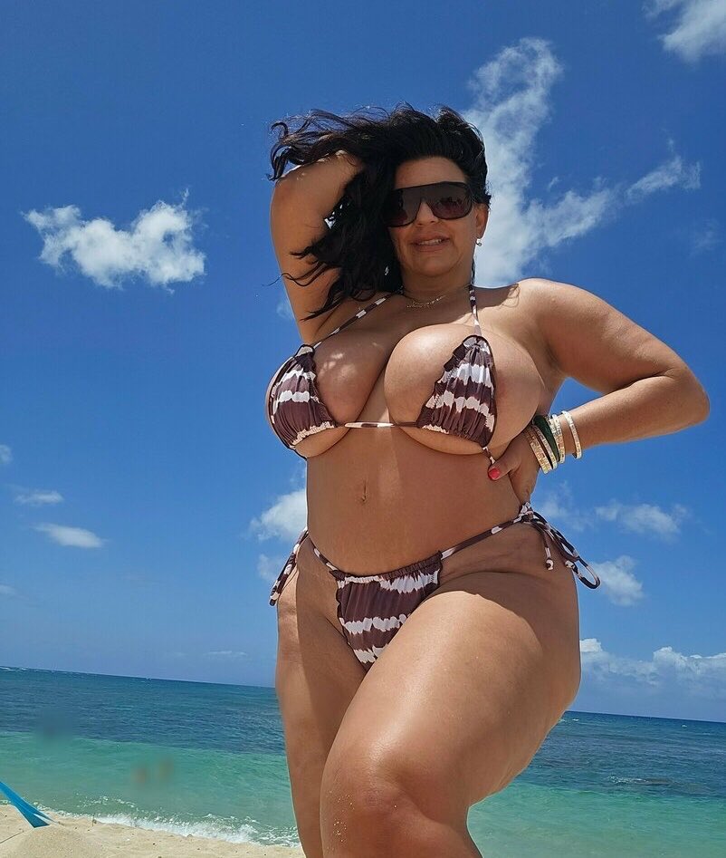 GanzyGoHard93's tweet photo. Beach 🏖️ time alone 🥰🥰 https://t.co/zY3ZcN3oGN