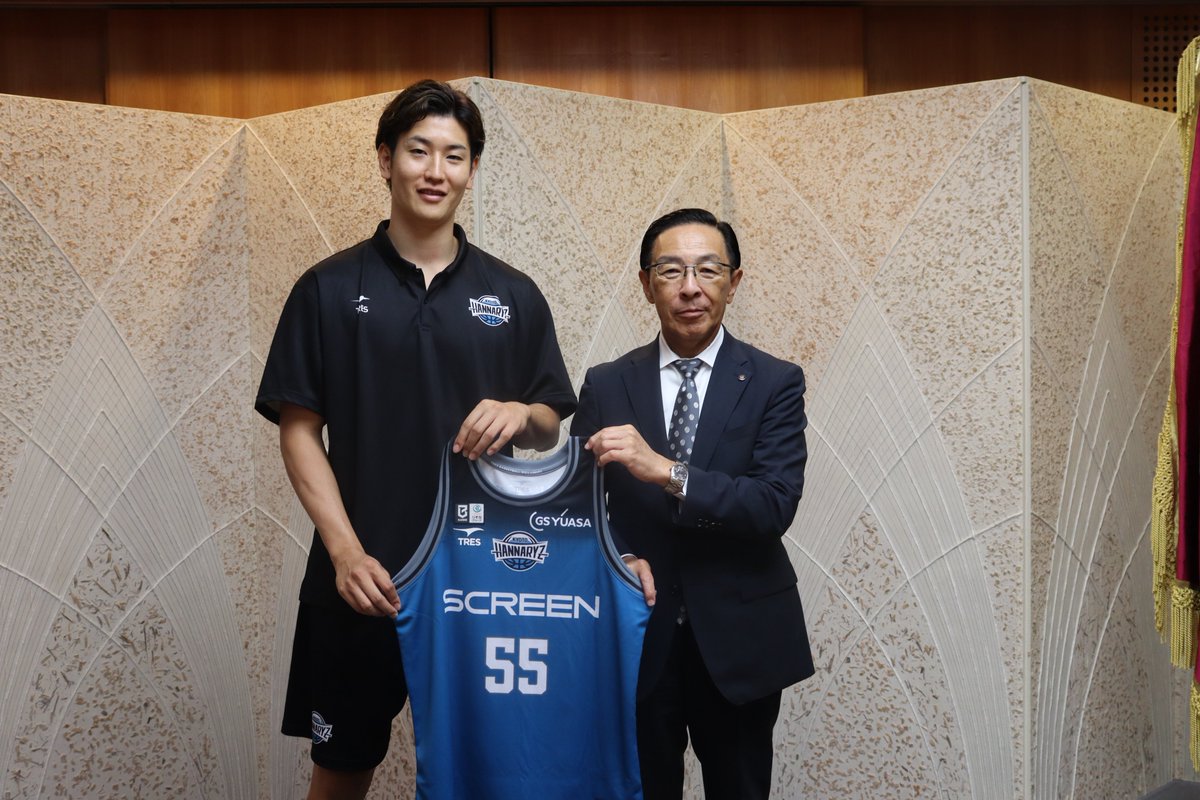 nishiwaki_taka's tweet photo. 京都ハンナリーズの皆様が、今月開幕するB．LEAGUE2026-2027シーズンを控え、府庁にお越しくださいました。

今シーズンも、京都府内全26市町村、オール京都で、全力で応援してまいりますので、最高のシーズンとなるように日本一を目指して頑張っていただきたいと思います。
#京都ハンナリーズ https://t.co/gvWHZgHTkY