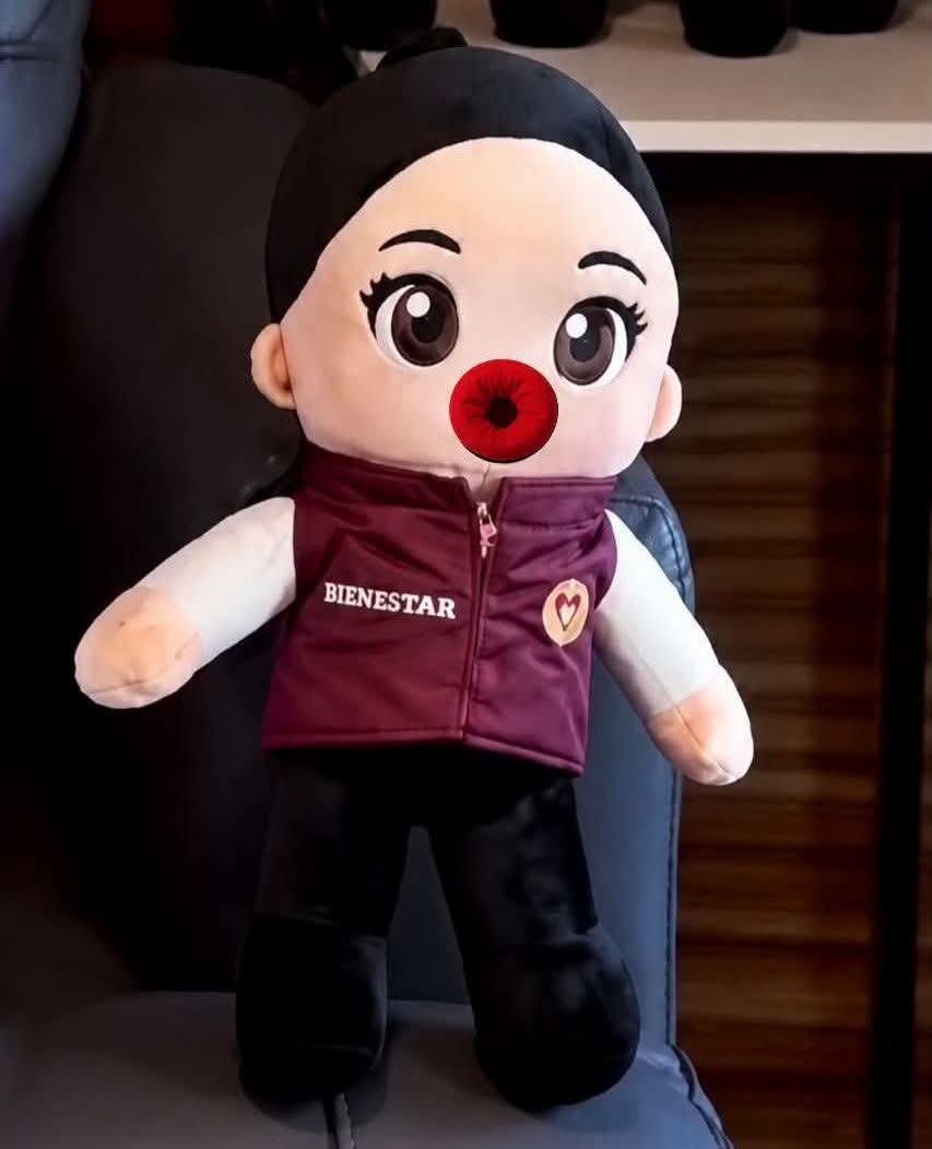 LucaVillarrea12's tweet photo. Muñecas del Bienestar. 
Quién es? https://t.co/RT16NuO6y7