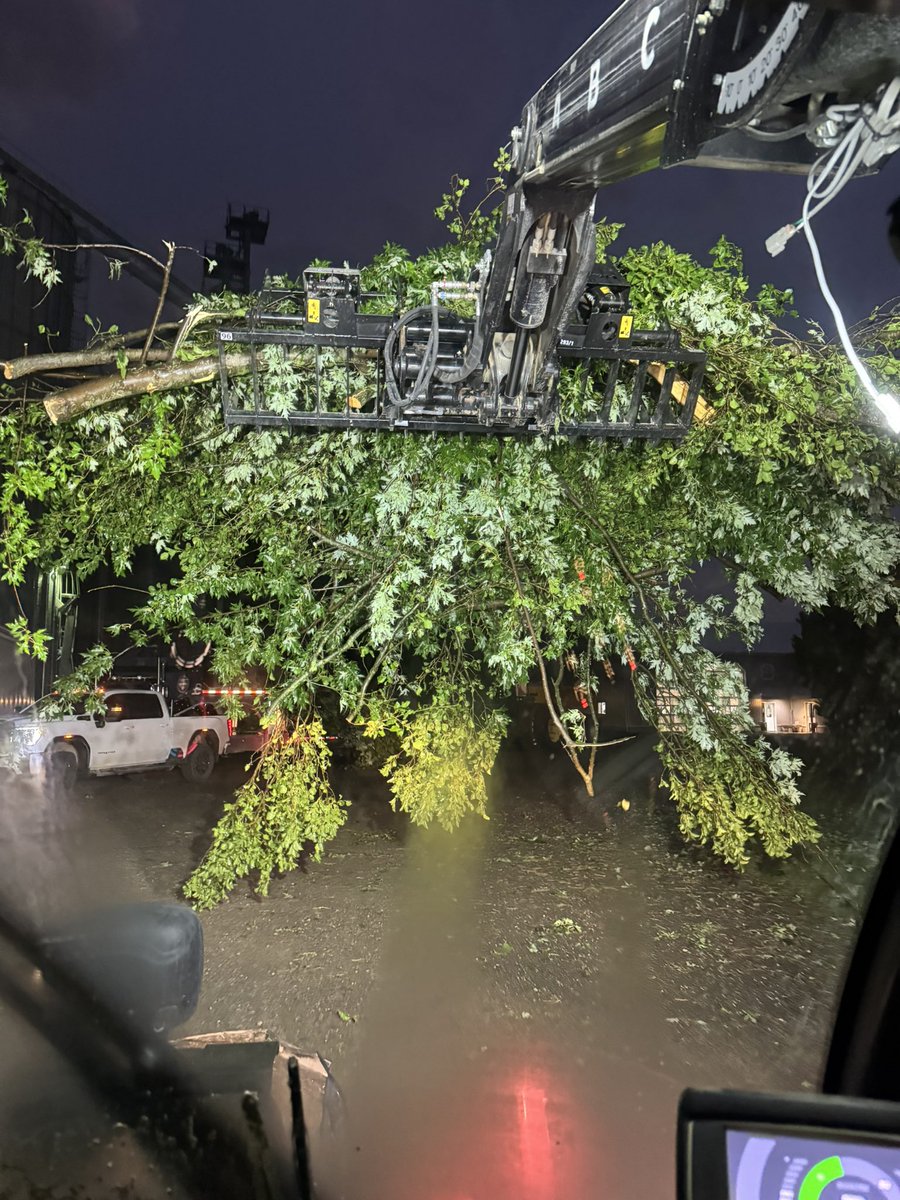 MdMcLean1's tweet photo. Made a tour with a group from south Bruce to help clean up in West Perth tonight. Sad sight on every concession In Huron East and West Perth! They had the ideal growing conditions all year and now there is a mass amount of acres flat on the ground. And Millions of $ in Damages. https://t.co/pzrD7tFPnN