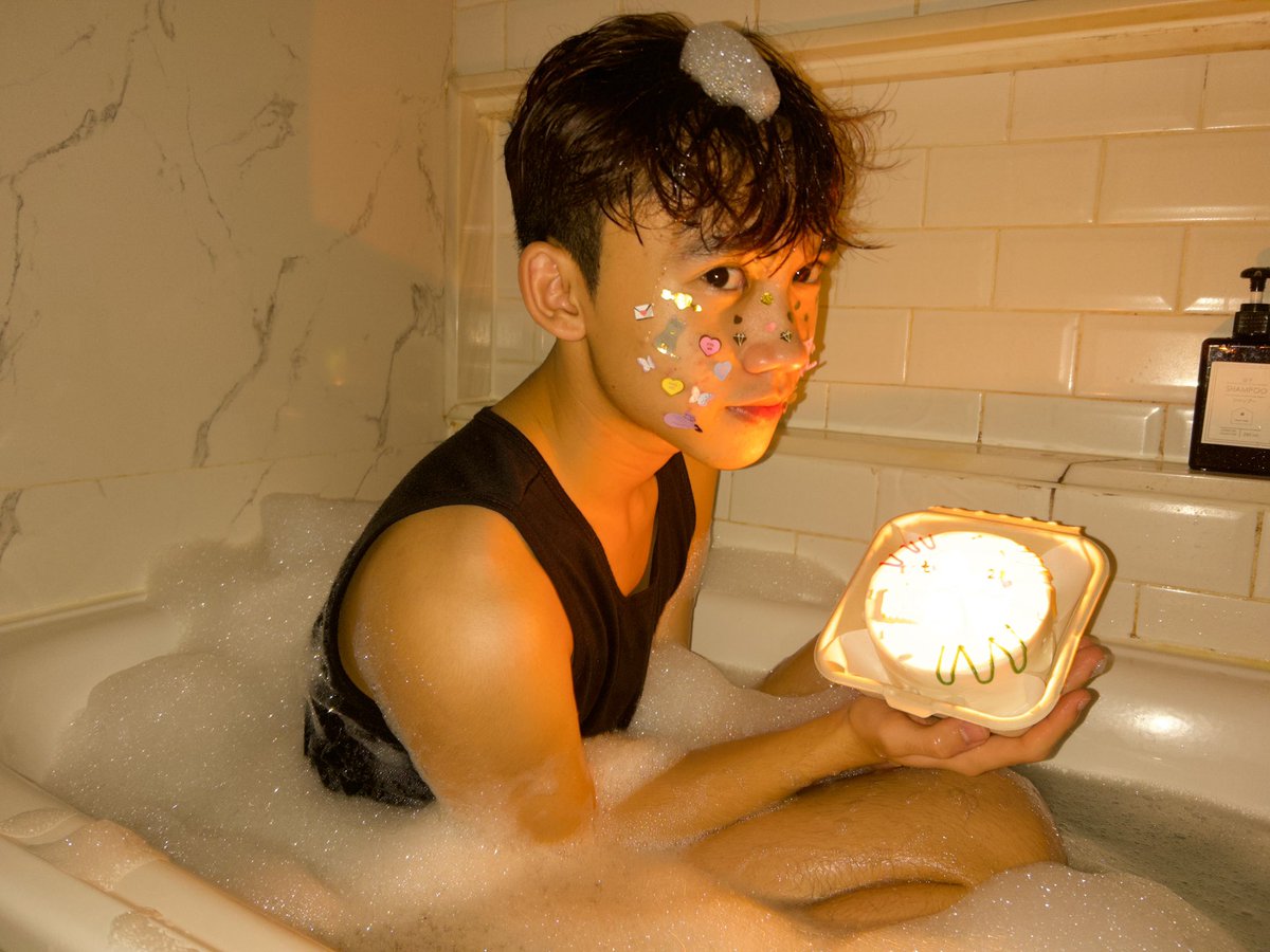 itsjustchon's tweet photo. [QUEER FRIENDSHIP APPLICATION]
name: kiandra
age: 21
occupation: currently unemployed 
zodiac: cancer 🦀
height: 165 (U_U)
hobby: playin ML, MUSIC 24/7 🎧
funfact: emotionally unstable (cancer thing), suka ngabarin pake video note (di wa) and like to analyze lyric~ https://t.co/UGPcK06kir