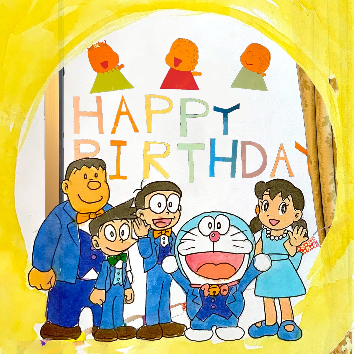 tomtomtom2011's tweet photo. #ドラえもん
#ドラえもん生誕祭2026
#100ドラ東京 展示のコスチュームで
ドラえもんお誕生日おめでとう！！！

（背景は私の誕生日に子が飾ってくれたやつ） https://t.co/7wpavZmax7
