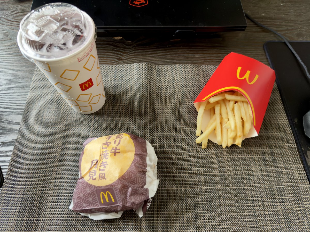 HAJIME7117_M's tweet photo. ぽよさんに自慢してやろうとマック行って来た

画像を送りつけたら怒られた！

【また一人で食べておる】

いいだろ。
マックくらい笑 https://t.co/o4dztB5hH6
