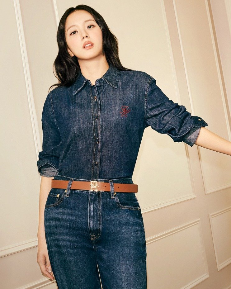 KINGTHEREALFIII's tweet photo. I want to talk about this head-to-toe denim outfit designed by Tommy Hilfiger for the Fall 2026 "Only in New York" campaign. Jisoo looks so beautifully charming in the whole outfit https://t.co/Q1UaqGIK9t