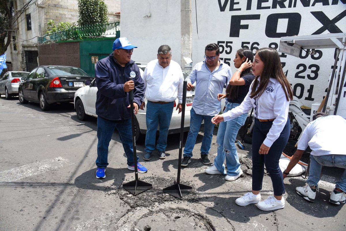 potroaguirre's tweet photo. Anduvimos tapando baches con mi presidenta @luisag_urena el conta @ErnestoAJ29 y @AleReyesSh https://t.co/zTy9Bp79my