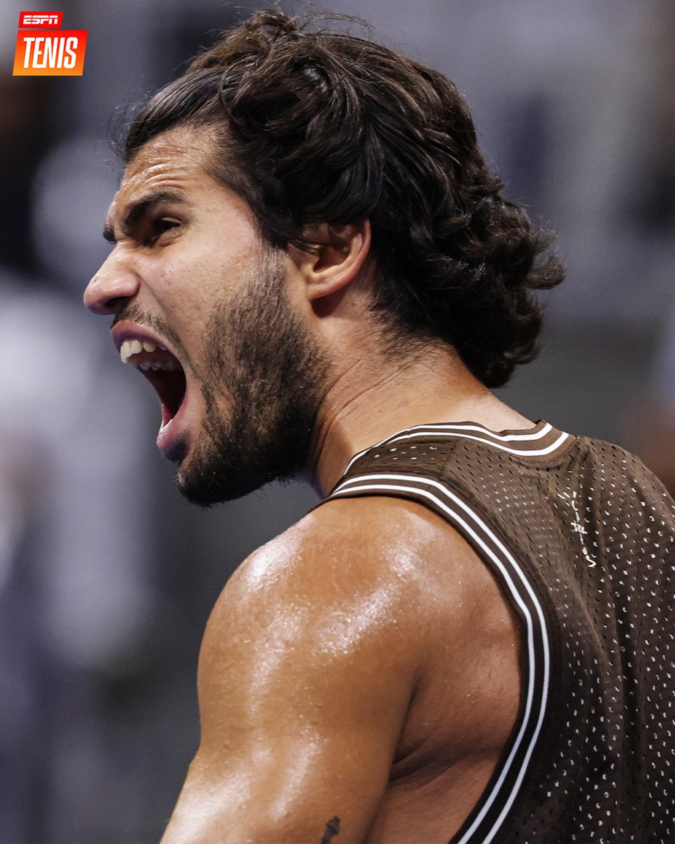 ESPNtenis's tweet photo. ¡REACCIONÓ Y GANÓ! 🔥

🇪🇸 Alcaraz presentó dudas al inicio del partido, pero consiguió la victoria por 4-6, 6-0, 6-3 y 6-2 ante 🇵🇹 Faria y está en R3 del #USOpen. 👊

🇨🇳 Wu, su próximo rival. https://t.co/3mRxBcs7fU