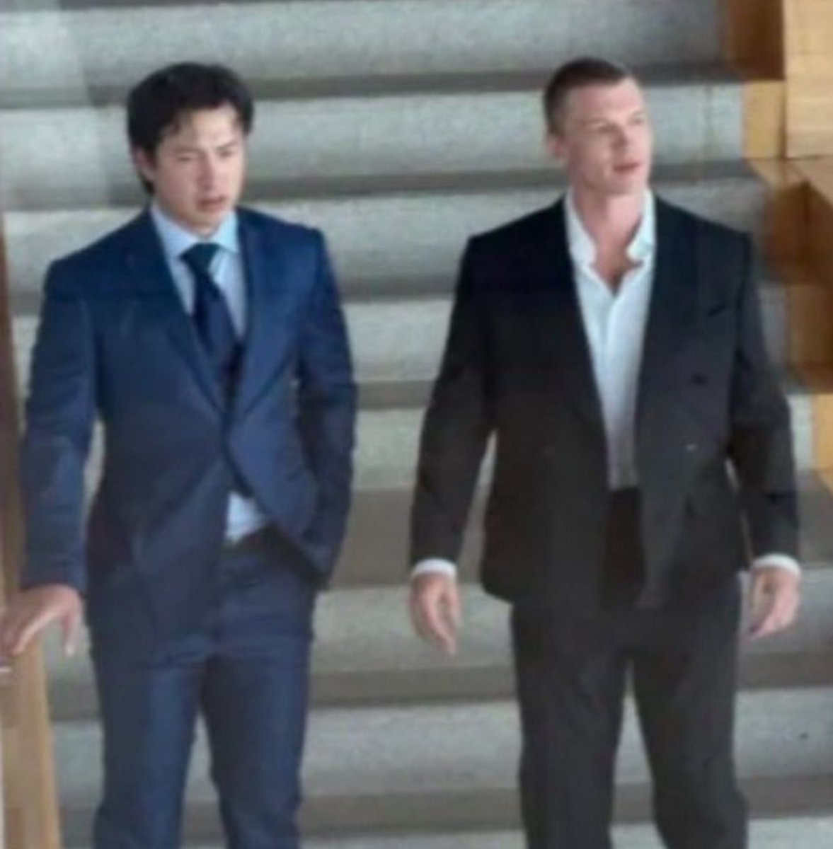 gabu_moon's tweet photo. aparentemente essas fotos foram tiradas no mesmo dia. reparem bem que:

> os ternos sumiram
> as camisas estão amassadas
> o cabelo do hudson está bagunçado 

a primeira cena de pegação entre o shane e o ilya VEIO AÍ DEMAIS! https://t.co/Uc6zxgu0Dd