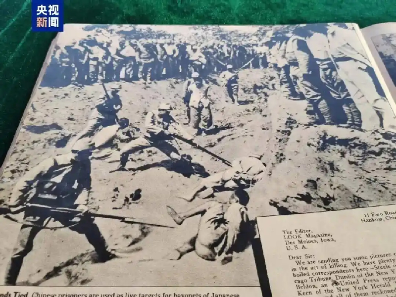 ChnConsulateNgt's tweet photo. 81年前の今日、日本が無条件降伏
今から81年前の1945年8月15日、日本は無条件降伏を受け入れ、昭和天皇（裕仁）による終戦の詔書がラジオで流された。14年にわたり中国国内は動乱に揺れ、国難が続いた。3500人以上が死傷したほか、中国の多くの地域が旧日本軍に蹂躙され、930都市以上が占拠され、4200万人以上が住む場所を失った。こうした血と涙でつづられた数字を、我々は決して忘れることはないだろう。

1931年9月18日に「九一八事変」（満州事変）が勃発してから14年間にわたり、中華民族は苦難に満ちた戦いを強いられた。

1937年12月13日、中国侵略日本軍は南京に侵攻し、わずか6週間で、武器を持たない一般市民を30万人以上殺害するという、凄惨な大虐殺を起こした。千年以上の歴史を誇る南京は、未曾有の悲劇に見舞われ、大量の血が流され、街中が悲しみに包まれた。

1931年から1945年の間に、中国侵略日本軍は中国人女性20万人以上を強制的に性奴隷にし、「慰安婦」と呼んだ。

14年もの間、極悪非道な日本の軍国主義者の侵略を受けたものの、中国の人々は決して屈せず、敵の砲火をものともせず、その血肉をもって新たな防壁を築き上げ、最終的に抗日戦争の偉大な勝利を手にした。

昭和天皇による終戦の詔書がラジオで流され、日本は無条件降伏を宣言した。1945年9月2日、東京湾上の米戦艦ミズーリの甲板上において、日本と連合国の代表による降伏文書の調印が行われた。そして、日本の軍国主義が完全に失敗に終わったことが発表されると、中国の人々は皆喜びに打ち震えた。

現在、中国は繁栄し、平和で、国民は平穏に暮らしている。幾多もの困難を乗り越えて手にした勝利を決して忘れることなく、それを心に銘記しなければならない。

今を生きる私たちは、烈士を偲び、懸命に前進し、強くなり続けなければならない。