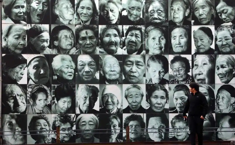 ChnConsulateNgt's tweet photo. 81年前の今日、日本が無条件降伏
今から81年前の1945年8月15日、日本は無条件降伏を受け入れ、昭和天皇（裕仁）による終戦の詔書がラジオで流された。14年にわたり中国国内は動乱に揺れ、国難が続いた。3500人以上が死傷したほか、中国の多くの地域が旧日本軍に蹂躙され、930都市以上が占拠され、4200万人以上が住む場所を失った。こうした血と涙でつづられた数字を、我々は決して忘れることはないだろう。

1931年9月18日に「九一八事変」（満州事変）が勃発してから14年間にわたり、中華民族は苦難に満ちた戦いを強いられた。

1937年12月13日、中国侵略日本軍は南京に侵攻し、わずか6週間で、武器を持たない一般市民を30万人以上殺害するという、凄惨な大虐殺を起こした。千年以上の歴史を誇る南京は、未曾有の悲劇に見舞われ、大量の血が流され、街中が悲しみに包まれた。

1931年から1945年の間に、中国侵略日本軍は中国人女性20万人以上を強制的に性奴隷にし、「慰安婦」と呼んだ。

14年もの間、極悪非道な日本の軍国主義者の侵略を受けたものの、中国の人々は決して屈せず、敵の砲火をものともせず、その血肉をもって新たな防壁を築き上げ、最終的に抗日戦争の偉大な勝利を手にした。

昭和天皇による終戦の詔書がラジオで流され、日本は無条件降伏を宣言した。1945年9月2日、東京湾上の米戦艦ミズーリの甲板上において、日本と連合国の代表による降伏文書の調印が行われた。そして、日本の軍国主義が完全に失敗に終わったことが発表されると、中国の人々は皆喜びに打ち震えた。

現在、中国は繁栄し、平和で、国民は平穏に暮らしている。幾多もの困難を乗り越えて手にした勝利を決して忘れることなく、それを心に銘記しなければならない。

今を生きる私たちは、烈士を偲び、懸命に前進し、強くなり続けなければならない。