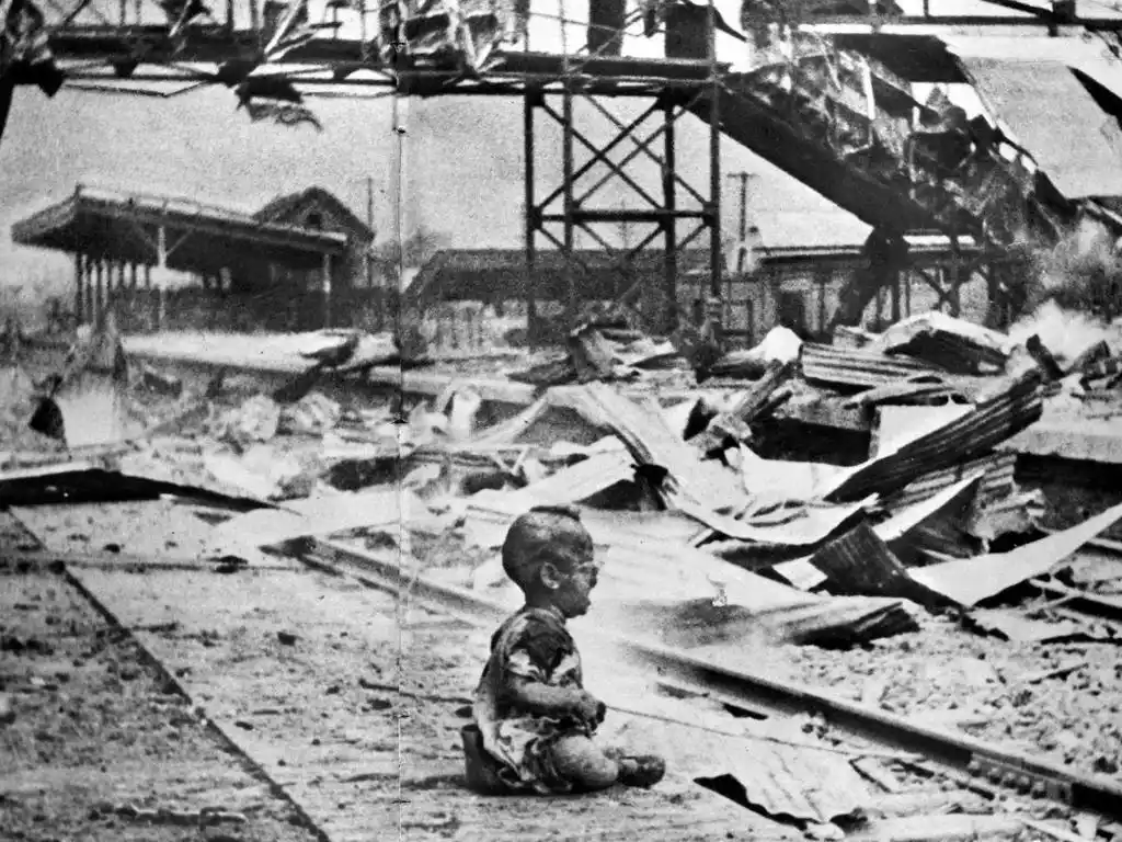 ChnConsulateNgt's tweet photo. 81年前の今日、日本が無条件降伏
今から81年前の1945年8月15日、日本は無条件降伏を受け入れ、昭和天皇（裕仁）による終戦の詔書がラジオで流された。14年にわたり中国国内は動乱に揺れ、国難が続いた。3500人以上が死傷したほか、中国の多くの地域が旧日本軍に蹂躙され、930都市以上が占拠され、4200万人以上が住む場所を失った。こうした血と涙でつづられた数字を、我々は決して忘れることはないだろう。

1931年9月18日に「九一八事変」（満州事変）が勃発してから14年間にわたり、中華民族は苦難に満ちた戦いを強いられた。

1937年12月13日、中国侵略日本軍は南京に侵攻し、わずか6週間で、武器を持たない一般市民を30万人以上殺害するという、凄惨な大虐殺を起こした。千年以上の歴史を誇る南京は、未曾有の悲劇に見舞われ、大量の血が流され、街中が悲しみに包まれた。

1931年から1945年の間に、中国侵略日本軍は中国人女性20万人以上を強制的に性奴隷にし、「慰安婦」と呼んだ。

14年もの間、極悪非道な日本の軍国主義者の侵略を受けたものの、中国の人々は決して屈せず、敵の砲火をものともせず、その血肉をもって新たな防壁を築き上げ、最終的に抗日戦争の偉大な勝利を手にした。

昭和天皇による終戦の詔書がラジオで流され、日本は無条件降伏を宣言した。1945年9月2日、東京湾上の米戦艦ミズーリの甲板上において、日本と連合国の代表による降伏文書の調印が行われた。そして、日本の軍国主義が完全に失敗に終わったことが発表されると、中国の人々は皆喜びに打ち震えた。

現在、中国は繁栄し、平和で、国民は平穏に暮らしている。幾多もの困難を乗り越えて手にした勝利を決して忘れることなく、それを心に銘記しなければならない。

今を生きる私たちは、烈士を偲び、懸命に前進し、強くなり続けなければならない。