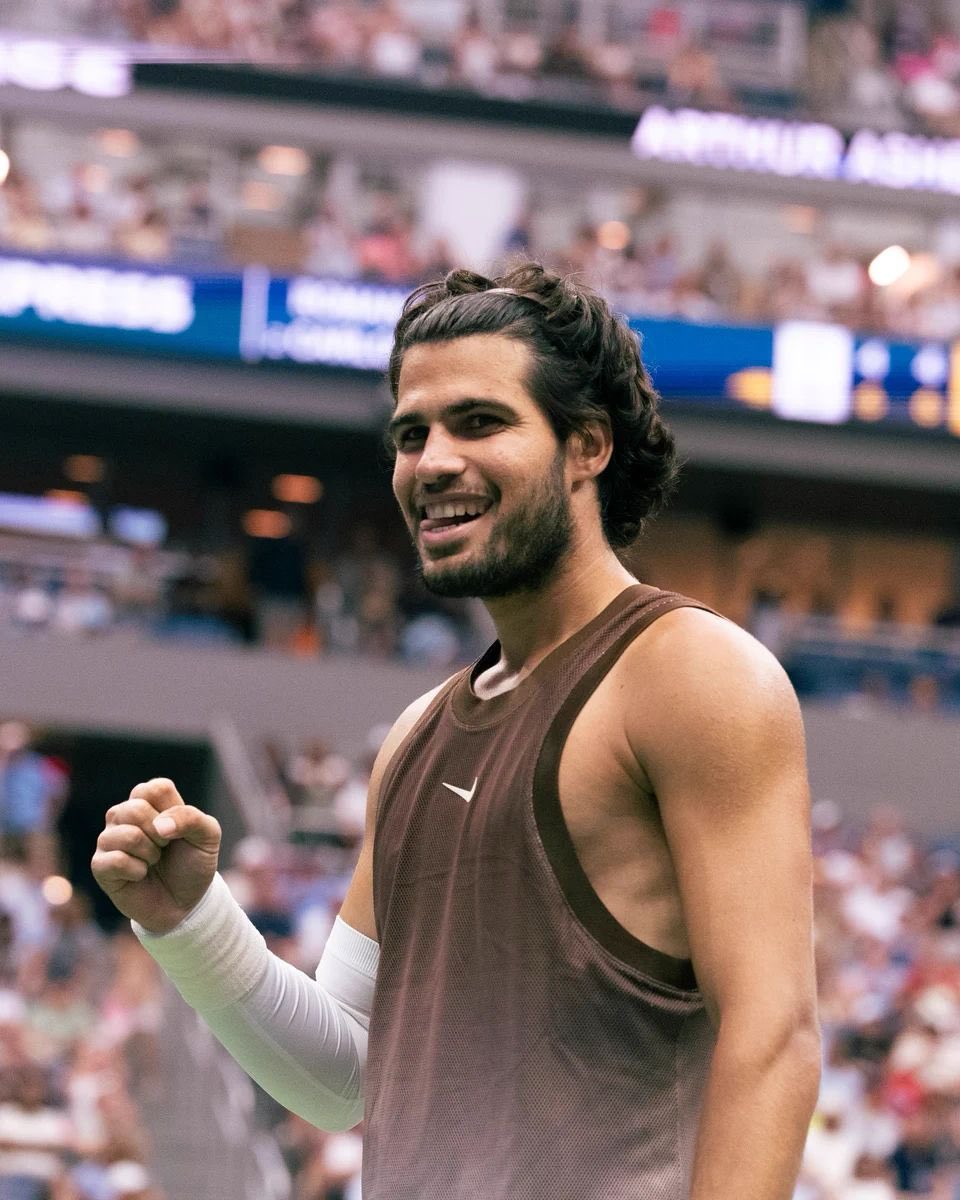 TheTennisLetter's tweet photo. Alcaraz d. Faria 4-6 6-0 6-3 6-2

Carlos gets his 16th straight win in hard court Slams

After losing the 1st set, he found his level quickly

Getting his groove back after missing 4 months, but still looking so tough to beat

✅5th U.S. Open R3

Defending champ ready to fight 🇪🇸 https://t.co/hMStehW0e5