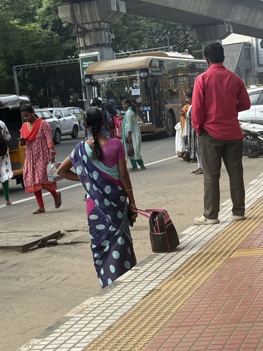 Johngziq's tweet photo. Why can’t bus stop at bus stop. It creating unwanted traffic congestion. Kindly fine the drivers who not stopping at the bus stop. @MtcChennai @chennaicorp @chennaipolice_ 

Location: Near Ekkattuthangal metro station https://t.co/lfZ4KXue0w