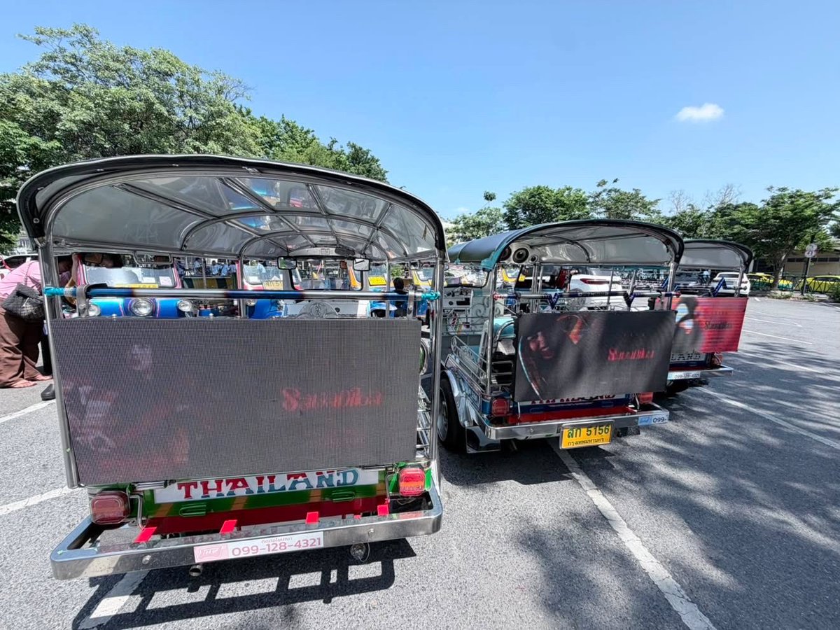 LiliesHome_'s tweet photo. จอ LED tuktuk พร้อมแล้วค่ะ🛺💨

มีใครรอดูขบวนแห่อยู่บ้าง หรือใครทีมหน้าจอคะแอดฝาก cheer up ด้วยนะคะ💛

#LISA #SaWaDiKa #LISA_SaWaDiKa
#TUKTUKbyLILIESHOME https://t.co/iCdXXUaAgs