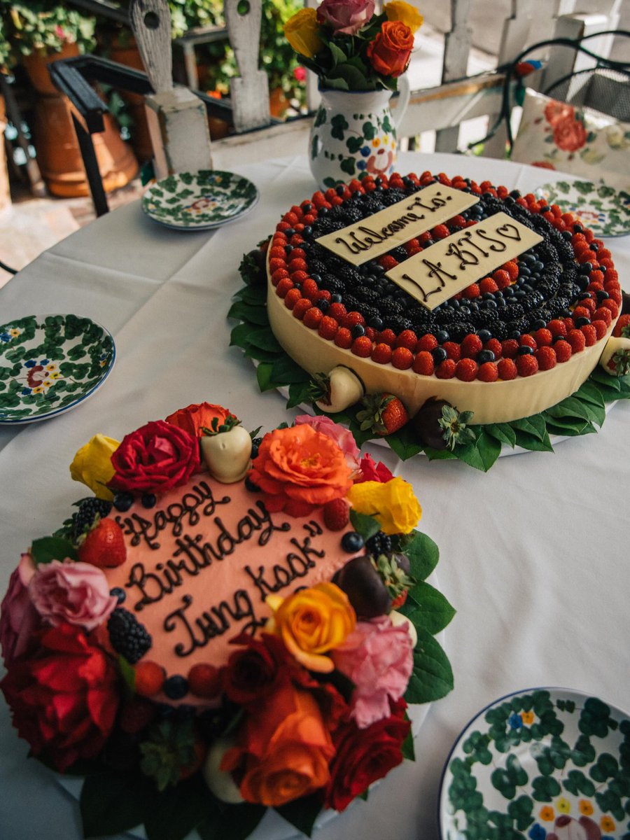 JJK_Times's tweet photo. The Ivy & Ivy at the Shore, one of LA's most iconic restaurants, shared the following via their official Instagram:

Welcome to LA @/bts.bighitofficial, and a very happy birthday to @/mnijungkook!

A real pleasure to make these cakes on behalf of @hublot - we hope you enjoy 🥳🍰🎂