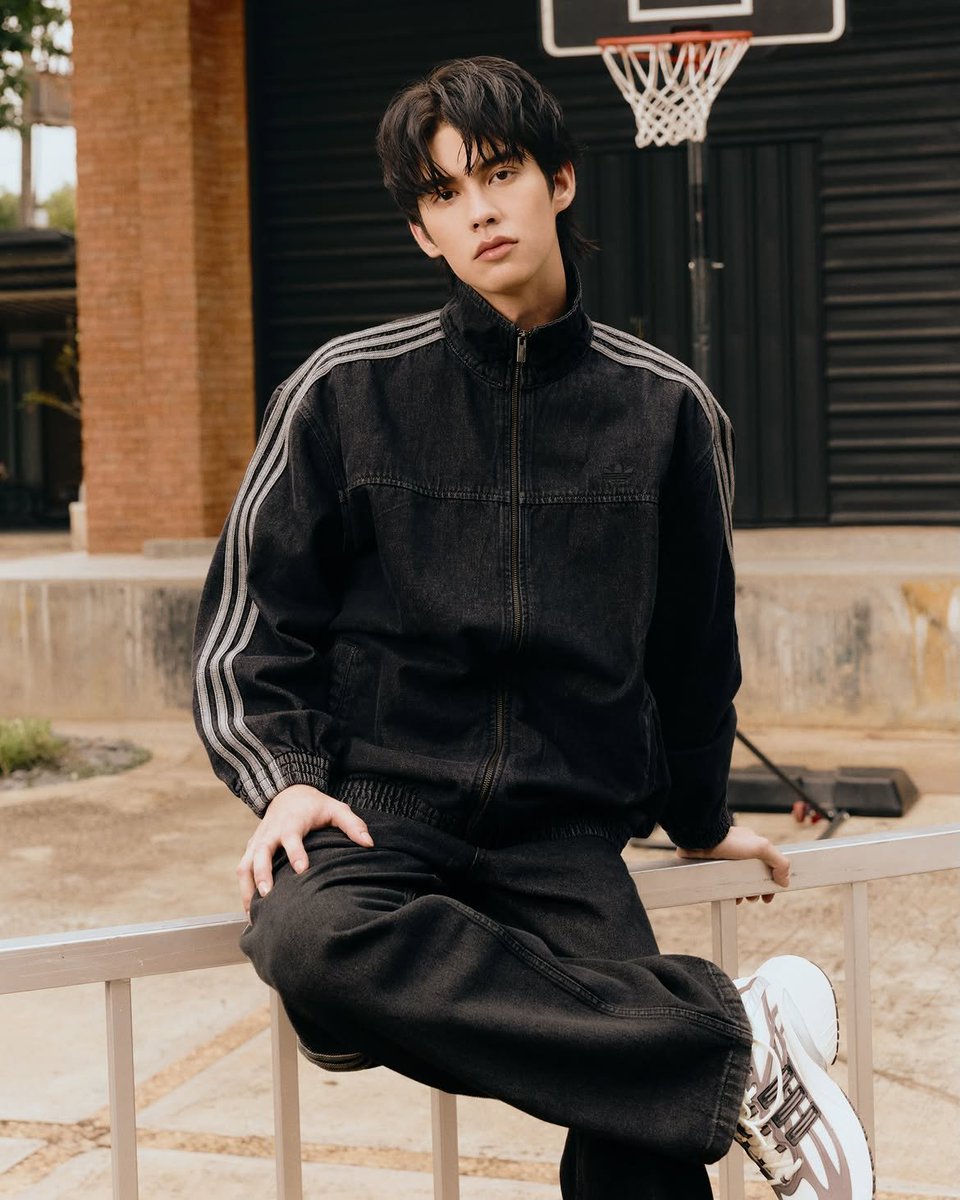 EverydaynewsTH's tweet photo. "ไบร์ท-วชิรวิชญ์" กับลุคสุดเท่ ร่วมเปิดตัวคอลเลกชั่นใหม่จาก adidas FW26 Denim ภายใต้แนวคิด "Traced of Courage" ที่ถ่ายทอดเสน่ห์ของเดนิมผ่านหลากหลายเฉิดตั้งแต่โทนสีเข้มที่ให้ความรู้สึกเรียบเท่ไปจนถึงโทนสีอ่อนที่ดูสบาย ๆสะท้อนตัวตนได้อย่างลงตัว

#EVERYDAYth
#bbrightvc
#adidasxBRIGHT
#adidasOriginals