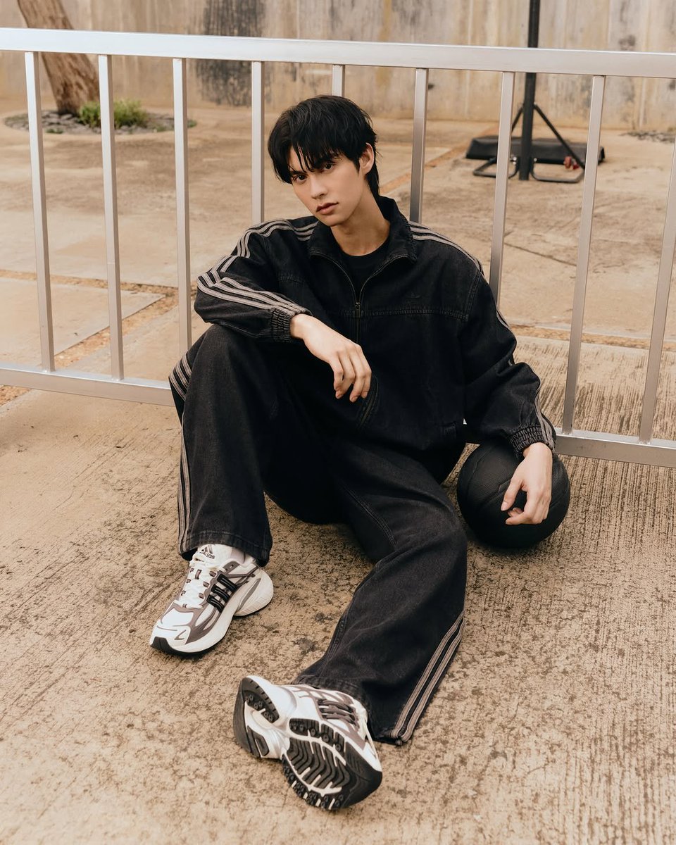 EverydaynewsTH's tweet photo. "ไบร์ท-วชิรวิชญ์" กับลุคสุดเท่ ร่วมเปิดตัวคอลเลกชั่นใหม่จาก adidas FW26 Denim ภายใต้แนวคิด "Traced of Courage" ที่ถ่ายทอดเสน่ห์ของเดนิมผ่านหลากหลายเฉิดตั้งแต่โทนสีเข้มที่ให้ความรู้สึกเรียบเท่ไปจนถึงโทนสีอ่อนที่ดูสบาย ๆสะท้อนตัวตนได้อย่างลงตัว

#EVERYDAYth
#bbrightvc
#adidasxBRIGHT
#adidasOriginals