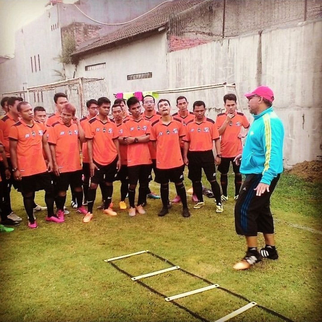 ardynshufi's tweet photo. Iwan Setiawan. 

Pelatih yang dikenal kontroversial. Tapi setelah mengenalnya secara langsung, beliau adalah sosok yang baik, humble, mau belajar ke yang lebih muda, dan peduli terhadap kemajuan sepakbola Indonesia. 

Menjadi pelatih yang vokal di hadapan media adalah karakter yang dipilihnya karena menurutnya sepakbola Indonesia terlalu mononton, pelatih lain (khususnya yang lokal) terlalu jaim dan tidak jujur. Menurutnya, yang beliau sampaikan sebenarnya hal normal cuma suporter Indonesia terbiasa mendengarkan komentar formatif di press conference. 

Selamat jalan, coach. 
Tempat terbaik untukmu. 🙏