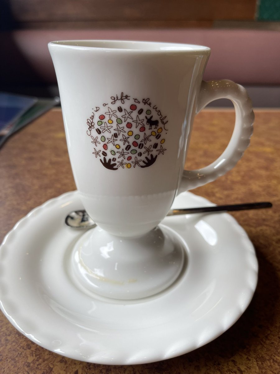 mayu_ive's tweet photo. 今日はビックリドンキーでランチ😍
食後のおコーヒー☕︎
デカっ！😆そしてカップが可愛い💕 https://t.co/c8YolUM233