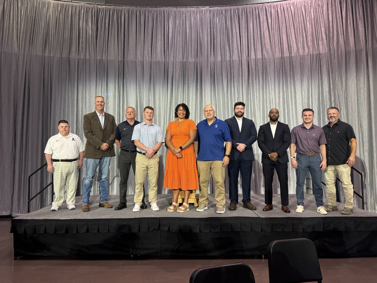 GenoPierce's tweet photo. Congratulations Coach Pierce on your induction into Allen High School Athletics Hall of Honor and thank you to all the coaches and teachers that poured into him. Allen Eagle born and bred K-12. One of One 💪🏽 https://t.co/Bb8YACeFH8