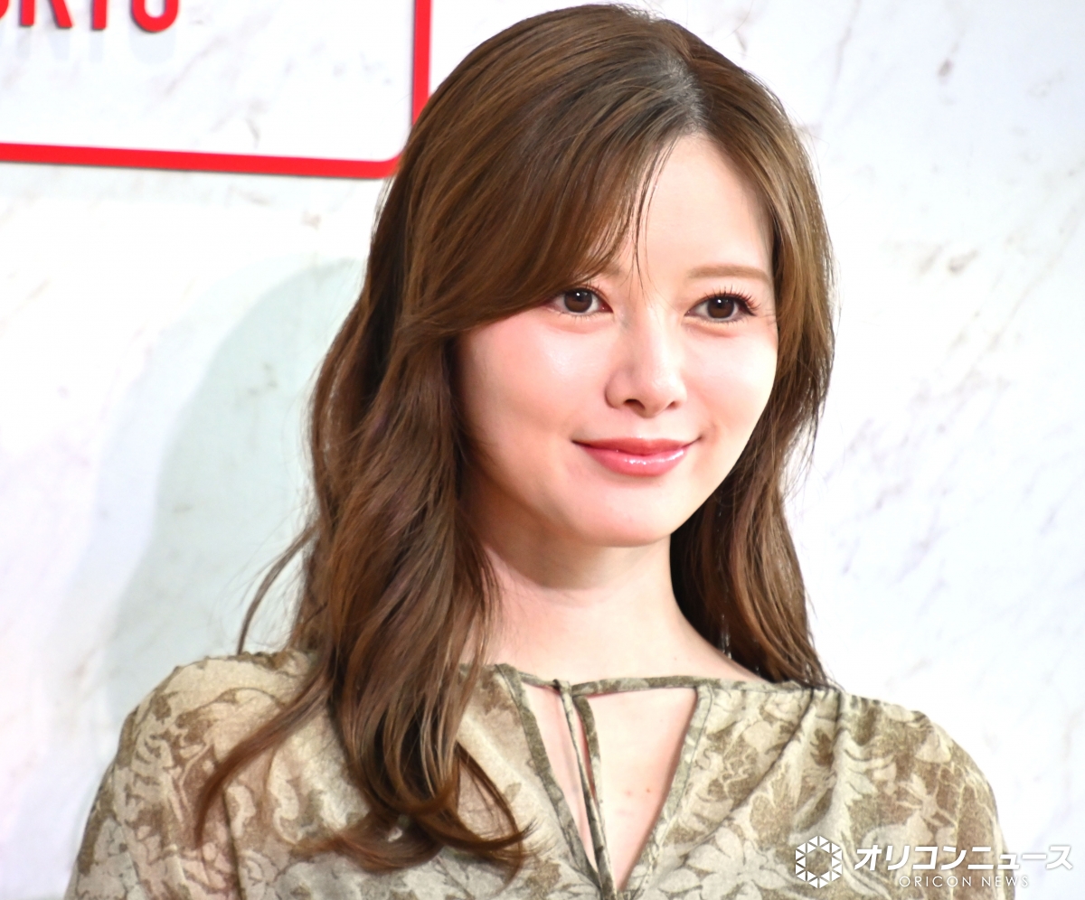 oricon's tweet photo. 白石麻衣、足首チラリ
大人のコーデでオーラ放つ✨️
⠀
📸「マイケル・コース」イベントに登場
⠀
旅でのこだわりを明かした
「心配性で荷物が多く…（笑）」
https://t.co/MGywOFfV6u
⠀
イベントには、大政絢、谷まりあ、玉城ティナ、野村康太、吉野北人（THE RAMPAGE）、本田望結、本田紗来が登場 https://t.co/4uELPmLkY1