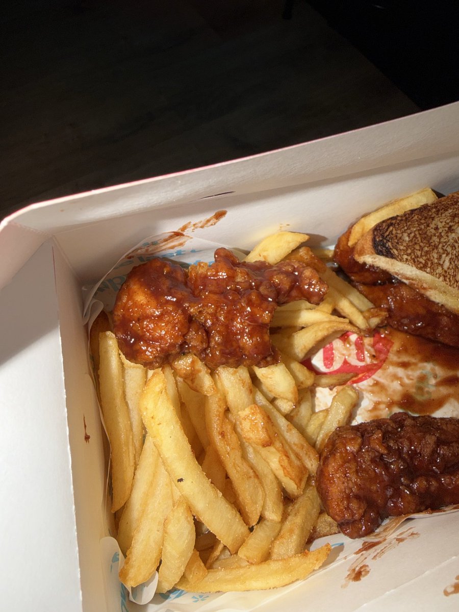 ChanceyKnows's tweet photo. @DairyQueen no way you guys advertise these chicken strips and then give chicken nuggets…trash https://t.co/ZgDgQIv1iY