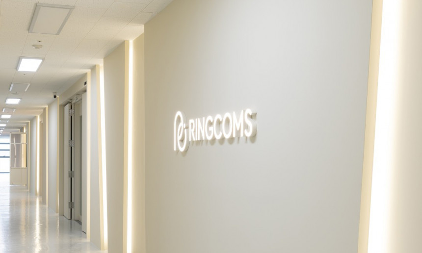jiho_hamkke's tweet photo. Useful details + my take on YooA's new agency:

1. RINGCOMS is a brand-new, small boutique actor-management agency that began signing talent in early 2026.
↳ Offers personalized attention in a tiny roster instead of competing with many established actors at a bigger agency.

2. Their earliest actor exclusive contract is with Gong Do-yu in March 2026. Soon followed by 5 other recruitment, including YooA.
↳ 1990s-born rising talents and model-actors. The roster mix (visuals + acting newcomers) aligns with someone coming from idol visuals.

3. Their public statements emphasizes building an artist's overall brand as expandable IPs across dramas, films, commercials, and other fields rather than treating them as booking gigs.
↳ This is probably the main reason YooA joins, the same applied with previous Saram: focus on her full spectrum = idol group + solo music/performance + acting, rather than forcing a complete “only actress” rebrand.
↳ However, Saram may have been a shorter or project-oriented deal around Project Y. Moving to a newer and smaller shop could offer better terms and more control.