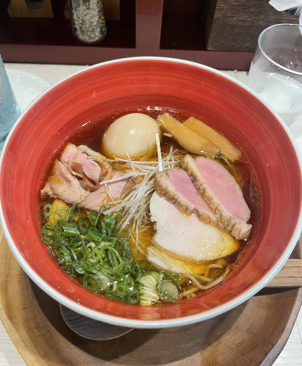 Gyouninbenn's tweet photo. 柳麺 呉田さん💫@北浦和
特製🌈醤油らぁめん🍜✖︎吊し焼き豚🍚🥩

マイフェイバリットな醤油🍜✨
バランス、キレ、余韻、俄然抜群です💫🥳🥳🥳

豪華に盛りつけられた🥩🍗🦆
和出汁を連想させる旨みがジュワっと広がる極上スープ🥰
しなやかに躍る至高の柳麺💫🥳
食後の余韻と満足感がたまりません🤤 https://t.co/flAnAltIzw