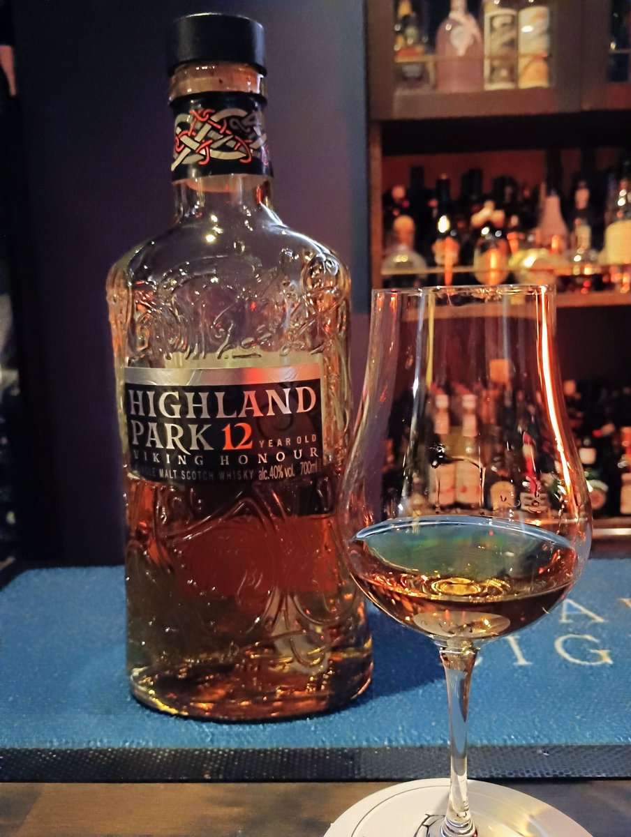 Bessiyonne's tweet photo. Highland Park 12年

近年ハイパに蜂蜜無し、なんて思ってましたが今回はかなり強めに感じた！
生意気言ってすいませんでした😭

まあどストライクかと聞かれるとそうではないんですが笑笑
なんか火薬臭みたいなの拾って苦手意識出ちゃう

詳細はリンクからどうぞ🔽
https://t.co/zvs5hT35O8 https://t.co/gDGhPXriVi