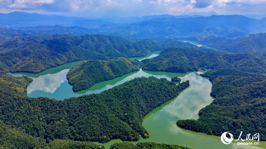 PDChinese's tweet photo. 【江西崇義：水清岸綠景美 溼地風光旖旎】近日，位於江西省贛州市崇義縣過埠鎮的陽明湖國家溼地公園水域，樹木蔥鬱、河流蜿蜒，與藍天白雲、蒼翠青山相映成景，勾勒出一幅水清岸綠的溼地生態畫卷。 https://t.co/FTBYYXOkg6
