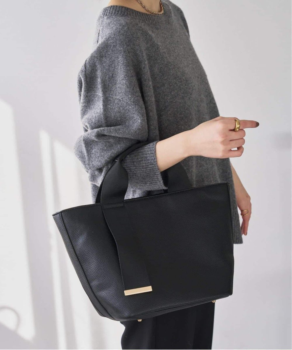 letalon_jp's tweet photo. ＼人気のオリジナルトートバッグ！再入荷！📢💞／   

LE TALONで大人気のオリジナルトート👜✨ 
異素材×ゴールドで上品見え。  
仕切り付きで荷物を整理しやすく、500mlボトルも入る大容量◎   

通勤・お出かけ・デイリー使いまで、毎日活躍する万能バッグです！    

▽こちらからチェック！
https://t.co/07TrAy2p3i   

26092825006430 
LE TALON BELT M トート 

#LETALON #ルタロン #シューズ #バッグ #再入荷 #トートバッグ #通勤バッグ #大容量 #おすすめ