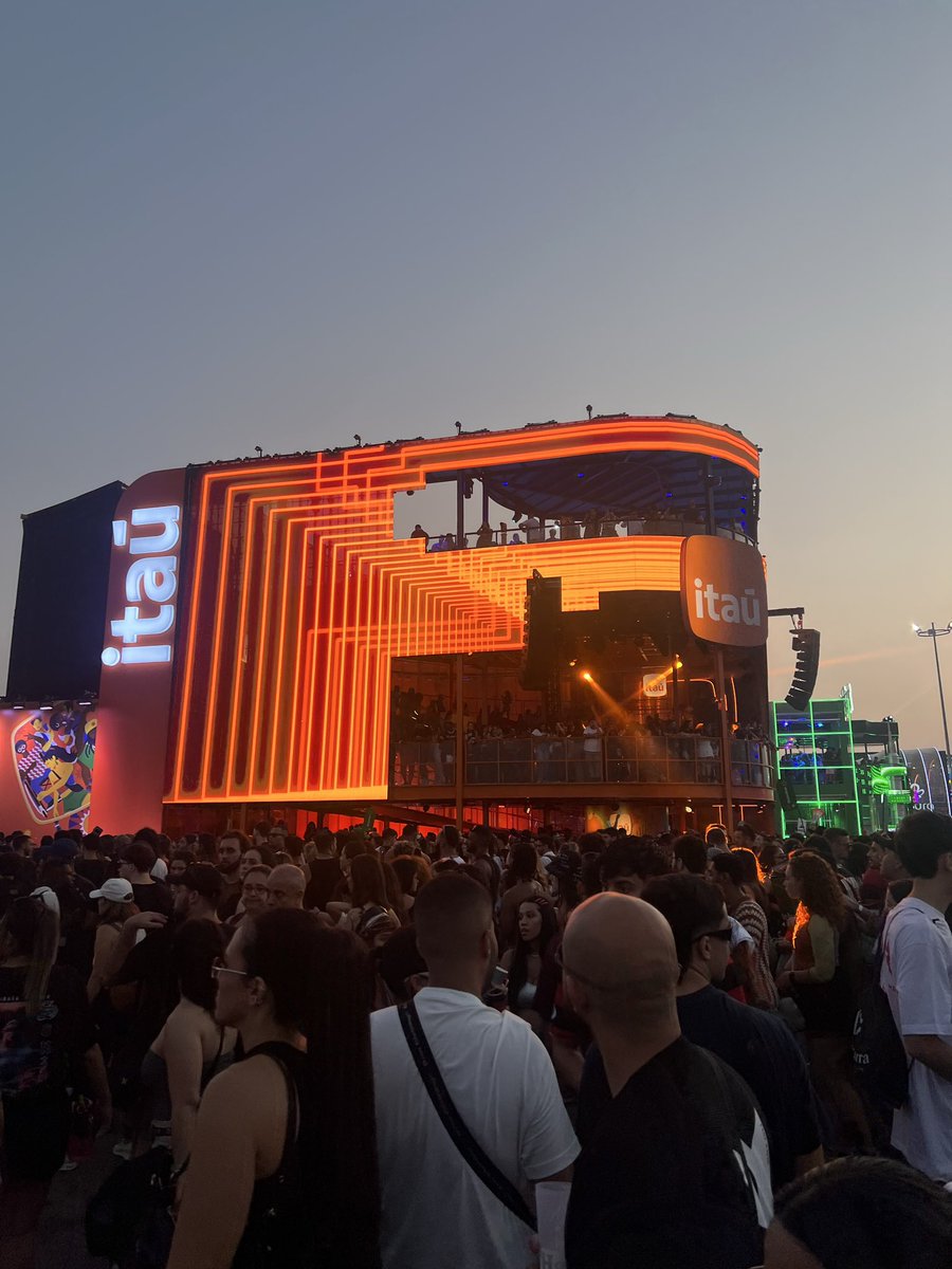 tuu_tt_'s tweet photo. @itau Muito bem acompanhado do Itaú nos últimos Rock in Rio! Pode não ser das maiores coleções, mas grande msm é minha vontade de viver o show do Elton John com quem mais amo: minha mãe! Além de novos copos, vamos colecionar momentos únicos! Que tal, @itau? 🧡 #MeNotaItaú #RockinRio https://t.co/pidVaTDkhu
