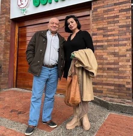 tatiikno's tweet photo. À la triple X nunca la vimos llorar por los niños víctimas de las FARC. 

Al contrario, posabas sonriente junto a Carlos Lozada, alias “Tornillo”. 

La indignación selectiva también dice mucho. https://t.co/vjyR5tAlyT