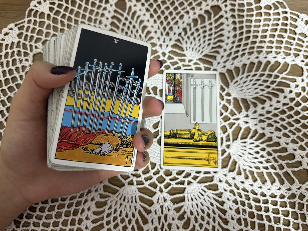 jubwingss's tweet photo. pedi um conselho pro tarot e ele mandou eu ir deitar e dormir. https://t.co/wglAuu5yUO