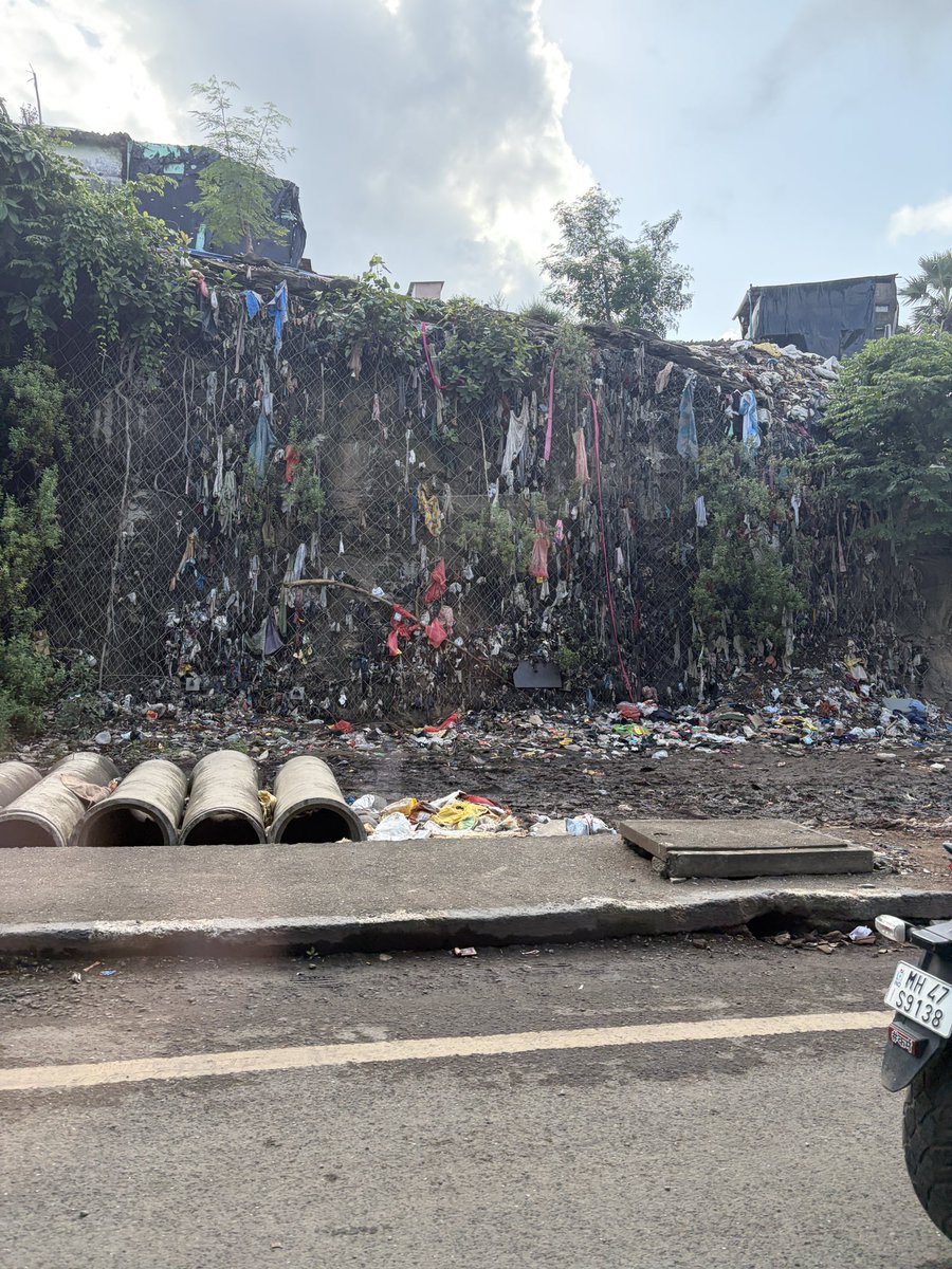pankajtibre's tweet photo. We talk about making Mumbai a world-class city.

This is the situation along the Western Express Highway between Jogeshwari and Andheri.

Infrastructure matters. Growth matters.
But basic cleanliness matters too.

This should bother all of us—not because it looks bad, but because somewhere we have started accepting it as normal.

It shouldn’t be normal.

Government, civic authorities and citizens—we all have a role. Mumbai deserves better.

@mybmc @mybmcWardPS @Dev_Fadnavis @AshwiniBhide 

#Mumbai #CleanMumbai #CivicSense #BMC #KeepMumbaiClean