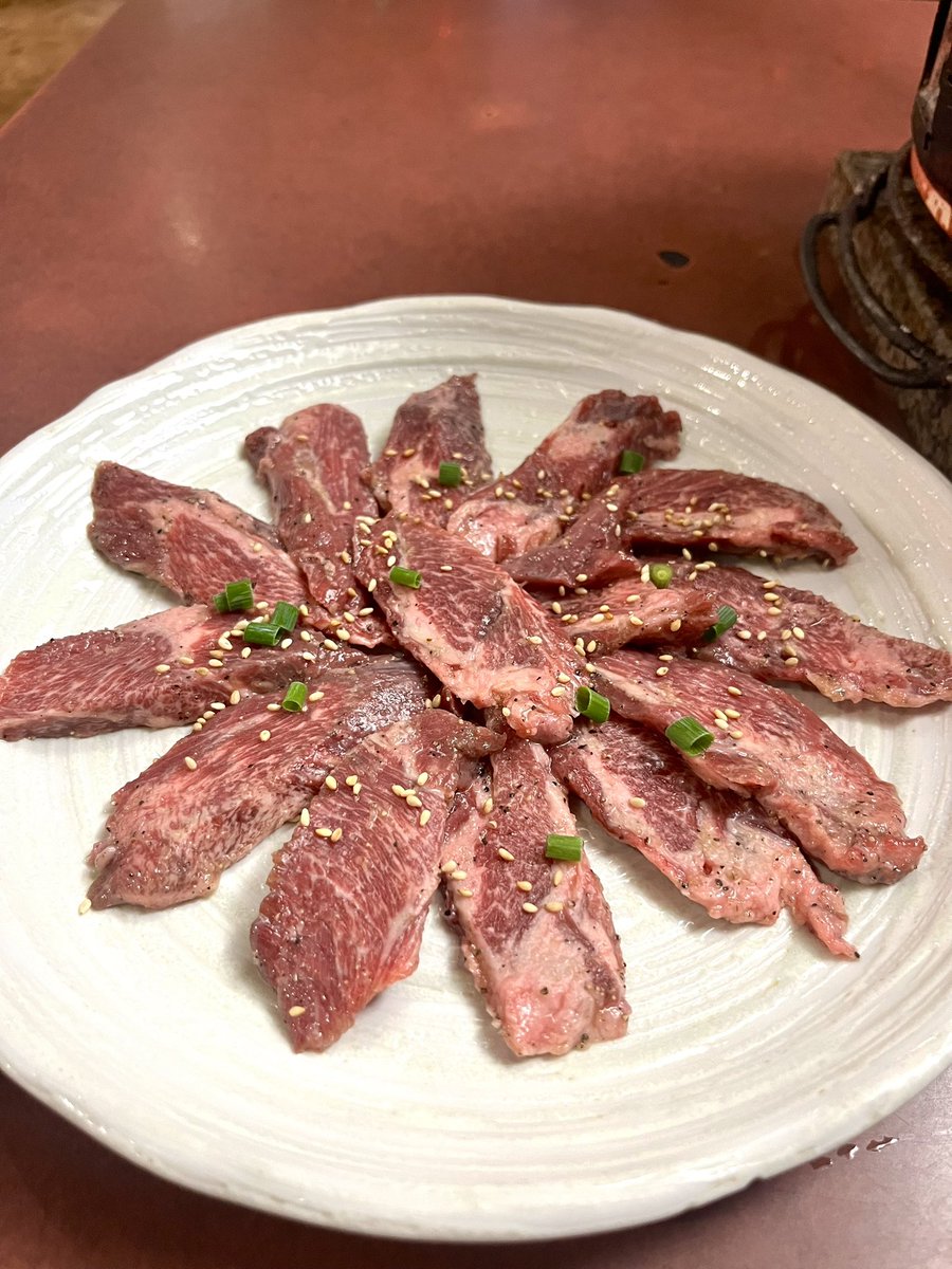 uratan0329's tweet photo. 炭火焼肉 牙城苑

タンシタランチW (塩) 
ライス スープ サラダバー付き

このセットで1200円は嬉しい☺️
サラダバーには漬物やもやしナムルも！！

タンシタうめえな😋
ライス中にしたけど100円課金して大にするべきだったわ

つーか昼呑みメニューがあって羨ましすぎるぞ… 西船橋良い街だ…笑 https://t.co/Nn8eoMYGqb