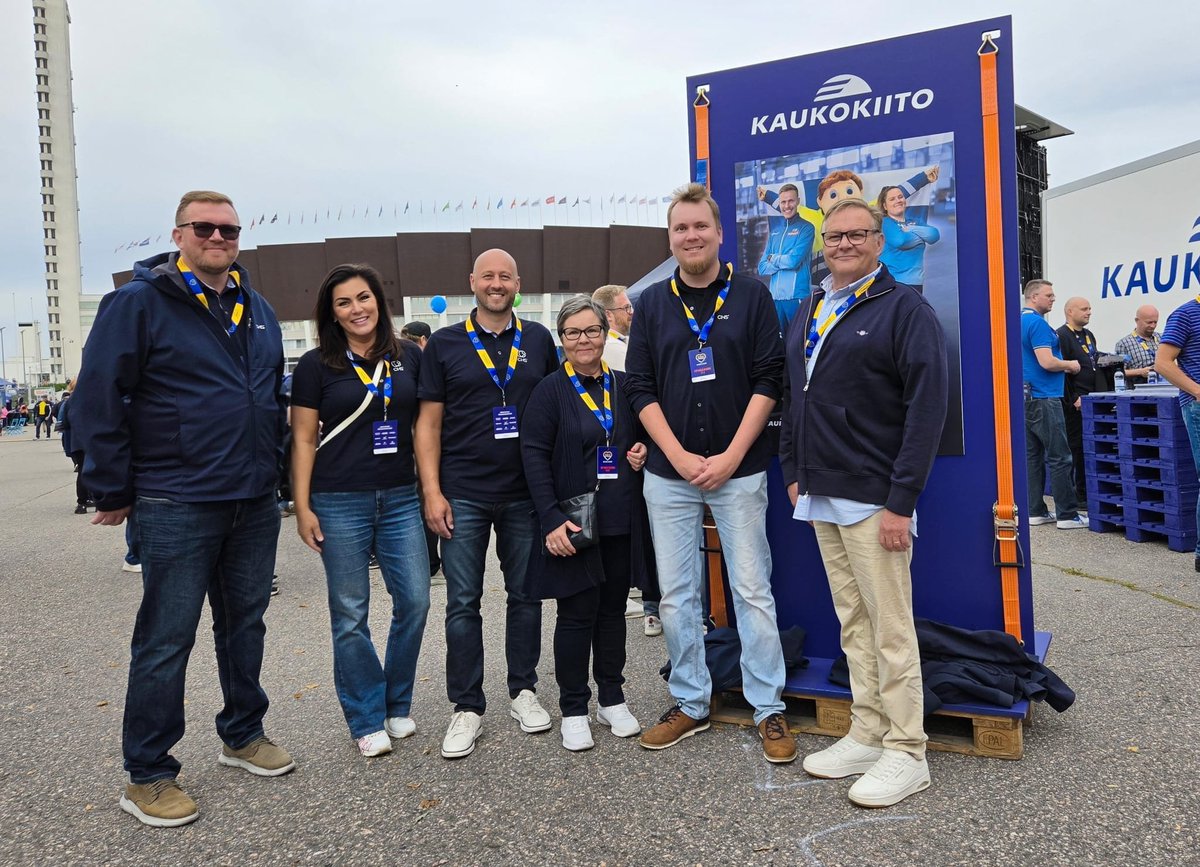 CHS_Finland's tweet photo. Yhteistyön hengessä Olympiastadionilla! 💫Kiitos kutsusta mukaan  Suomi 🇫🇮 Ruotsi 🇸🇪 maaotteluun #Kaukokiito &amp; Mika Taalikka 🤝

#CHSGroup #logistiikka #huolinta #yhteistyö #SuomalaistaPalvelua #maantierahti #merirahti #lentorahti #erikoiskuljetukset https://t.co/DgFQKMTSzK