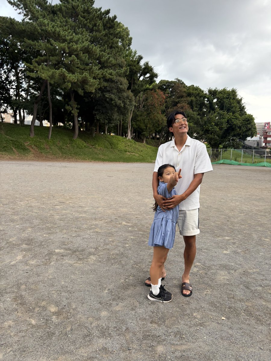 tokurasaurus's tweet photo. 【約30年前、この公園で一緒にサッカーしていた人を探しています。】

小学5、6年生から中学3年生頃まで、土日になるとこの公園へ行き、大人たちに混ざってストリートサッカーをしていました。

ここで出会ったのがラモスさん、soccer junkyの青木社長、そしてたくさんのサッカー仲間。

当時まだ小学生だった僕を、みんな子ども扱いせず、一人のサッカー仲間として迎えてくれました。

サッカーの楽しさ。
勝負の厳しさ。

そして、

「サッカーボールひとつあれば、人と人はつながれる」

ということを教えてくれた場所でもあります。

先日、初めて娘を連れてこの公園に来ました。

小学生だった自分が、約30年経って父親になり、娘と同じ場所に立っている。

いろんな記憶が蘇る中で、ふと思いました。

今年のシーズンオフ、あの頃のメンバーでもう一度ここでストリートサッカーがしたい。

ただ、当時はスマホもSNSもない時代。

今でもつながっているのは、ラモスさんと青木社長くらいです。

なので、SNSの力を借りたい。

1990年代後半〜2000年代初め頃、この公園で、

「一緒に蹴ってたよ！」
「当時の都倉とサッカーしたことある！」
「この写真の人を知ってる！」

という方がいたら、ぜひDMください。

写真の前列、真ん中の青いウェアの少年が僕です。

30年前は、サッカーボールが僕たちをつないでくれた。
今度はこの投稿が、もう一度みんなをつないでくれたら嬉しい。

年末年始、あの頃のメンバーでまたここに集まってサッカーしましょう⚽️

あの頃の仲間に届くよう、拡散してもらえたら嬉しいです！