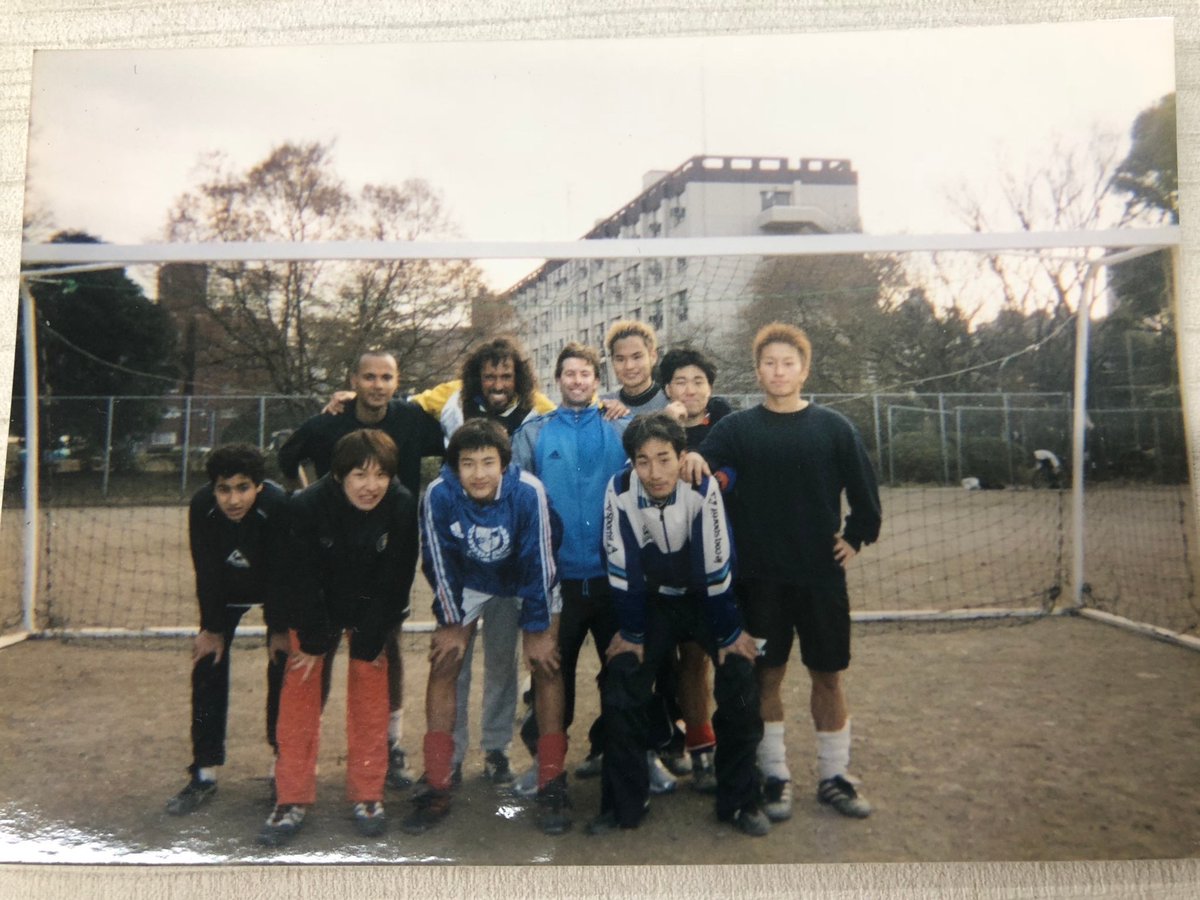 tokurasaurus's tweet photo. 【約30年前、この公園で一緒にサッカーしていた人を探しています。】

小学5、6年生から中学3年生頃まで、土日になるとこの公園へ行き、大人たちに混ざってストリートサッカーをしていました。

ここで出会ったのがラモスさん、soccer junkyの青木社長、そしてたくさんのサッカー仲間。

当時まだ小学生だった僕を、みんな子ども扱いせず、一人のサッカー仲間として迎えてくれました。

サッカーの楽しさ。
勝負の厳しさ。

そして、

「サッカーボールひとつあれば、人と人はつながれる」

ということを教えてくれた場所でもあります。

先日、初めて娘を連れてこの公園に来ました。

小学生だった自分が、約30年経って父親になり、娘と同じ場所に立っている。

いろんな記憶が蘇る中で、ふと思いました。

今年のシーズンオフ、あの頃のメンバーでもう一度ここでストリートサッカーがしたい。

ただ、当時はスマホもSNSもない時代。

今でもつながっているのは、ラモスさんと青木社長くらいです。

なので、SNSの力を借りたい。

1990年代後半〜2000年代初め頃、この公園で、

「一緒に蹴ってたよ！」
「当時の都倉とサッカーしたことある！」
「この写真の人を知ってる！」

という方がいたら、ぜひDMください。

写真の前列、真ん中の青いウェアの少年が僕です。

30年前は、サッカーボールが僕たちをつないでくれた。
今度はこの投稿が、もう一度みんなをつないでくれたら嬉しい。

年末年始、あの頃のメンバーでまたここに集まってサッカーしましょう⚽️

あの頃の仲間に届くよう、拡散してもらえたら嬉しいです！