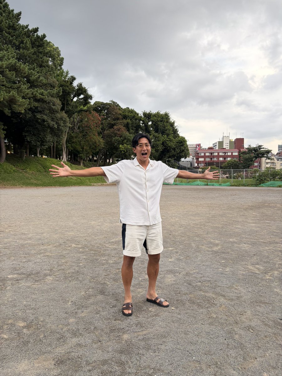 tokurasaurus's tweet photo. 【約30年前、この公園で一緒にサッカーしていた人を探しています。】

小学5、6年生から中学3年生頃まで、土日になるとこの公園へ行き、大人たちに混ざってストリートサッカーをしていました。

ここで出会ったのがラモスさん、soccer junkyの青木社長、そしてたくさんのサッカー仲間。

当時まだ小学生だった僕を、みんな子ども扱いせず、一人のサッカー仲間として迎えてくれました。

サッカーの楽しさ。
勝負の厳しさ。

そして、

「サッカーボールひとつあれば、人と人はつながれる」

ということを教えてくれた場所でもあります。

先日、初めて娘を連れてこの公園に来ました。

小学生だった自分が、約30年経って父親になり、娘と同じ場所に立っている。

いろんな記憶が蘇る中で、ふと思いました。

今年のシーズンオフ、あの頃のメンバーでもう一度ここでストリートサッカーがしたい。

ただ、当時はスマホもSNSもない時代。

今でもつながっているのは、ラモスさんと青木社長くらいです。

なので、SNSの力を借りたい。

1990年代後半〜2000年代初め頃、この公園で、

「一緒に蹴ってたよ！」
「当時の都倉とサッカーしたことある！」
「この写真の人を知ってる！」

という方がいたら、ぜひDMください。

写真の前列、真ん中の青いウェアの少年が僕です。

30年前は、サッカーボールが僕たちをつないでくれた。
今度はこの投稿が、もう一度みんなをつないでくれたら嬉しい。

年末年始、あの頃のメンバーでまたここに集まってサッカーしましょう⚽️

あの頃の仲間に届くよう、拡散してもらえたら嬉しいです！