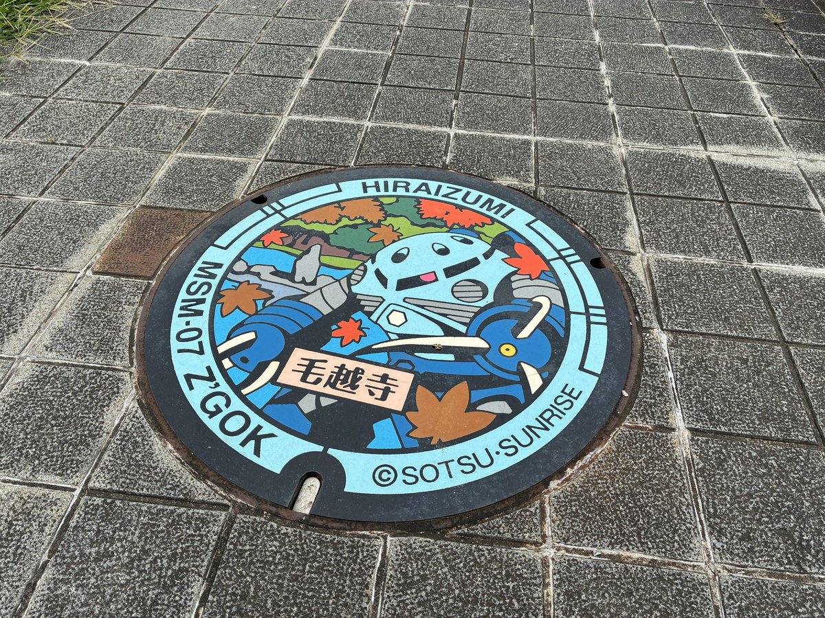 gen30805's tweet photo. 中尊寺→毛越寺に行ったら、これ見つけて、もう一つも探しに行っちゃった
#ガンダムマンホール　#毛越寺 https://t.co/jNuefVq0sr