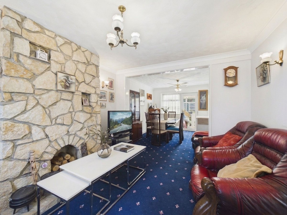 ConnollysSales's tweet photo. **NEW TO THE MARKET**

🏠Allensway, Stanford-Le-Hope, SS17🏠
💷ASKING PRICE OF £400,000💷

🛏This extended three bedroom semi-detached family home is ideally situated within easy reach of Corringham town centre🛏

https://t.co/9W6LJsDnX2 https://t.co/mYVUzvQ22z