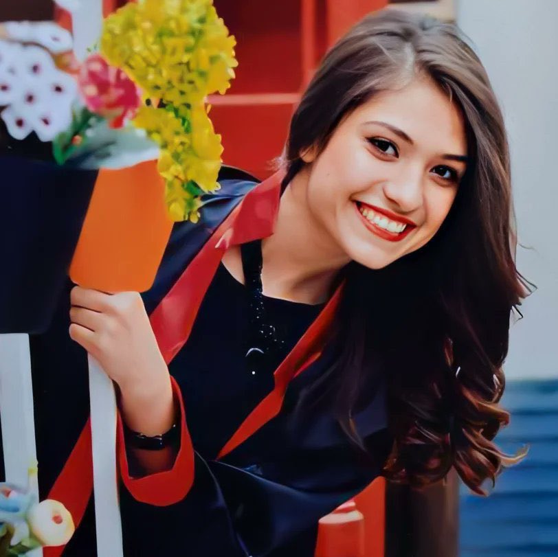istiklalkadin's tweet photo. Bugün, Şehit Öğretmen Şenay Aybüke Yalçın’ın doğum günü.

Karne gününde PKK'lı teröristler tarafından 22 yaşında şehit edilmeseydi bugün 33 yaşında olacaktı.

Şehit öğretmenimizi unutmadık, unutmayacağız!

Şehit öğretmenimizin katillerini affetmeyeceğiz, barışmayacağız! https://t.co/YzHTQno2ga