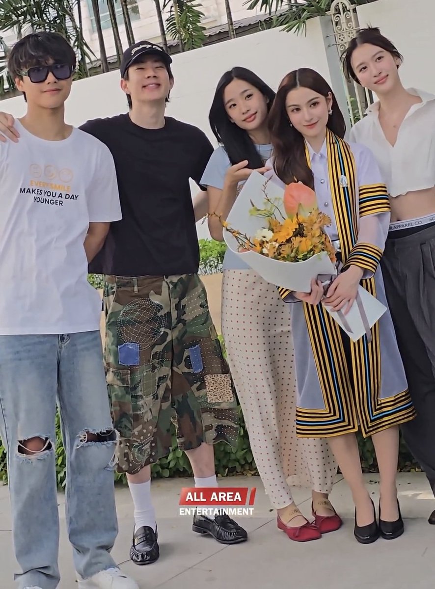 _FriendUnfriend's tweet photo. A reunion 🥰 #ohmpawat https://t.co/YcPzs5lsdC