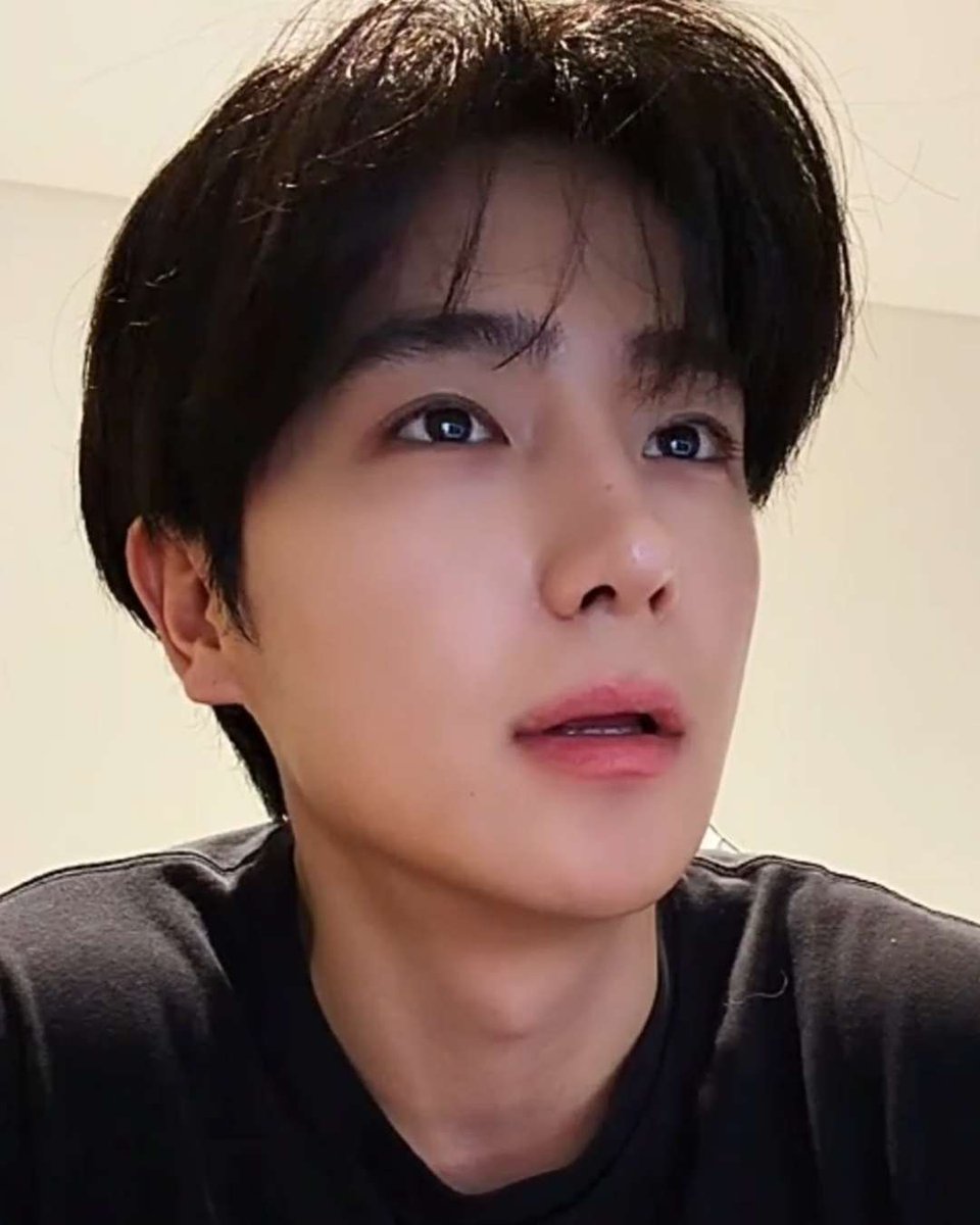 fromxxxon's tweet photo. 이 각도 진짜 강아지같고 눈 예쁜게 너므 잘보여서 조음.......... https://t.co/dat2gGOGmo