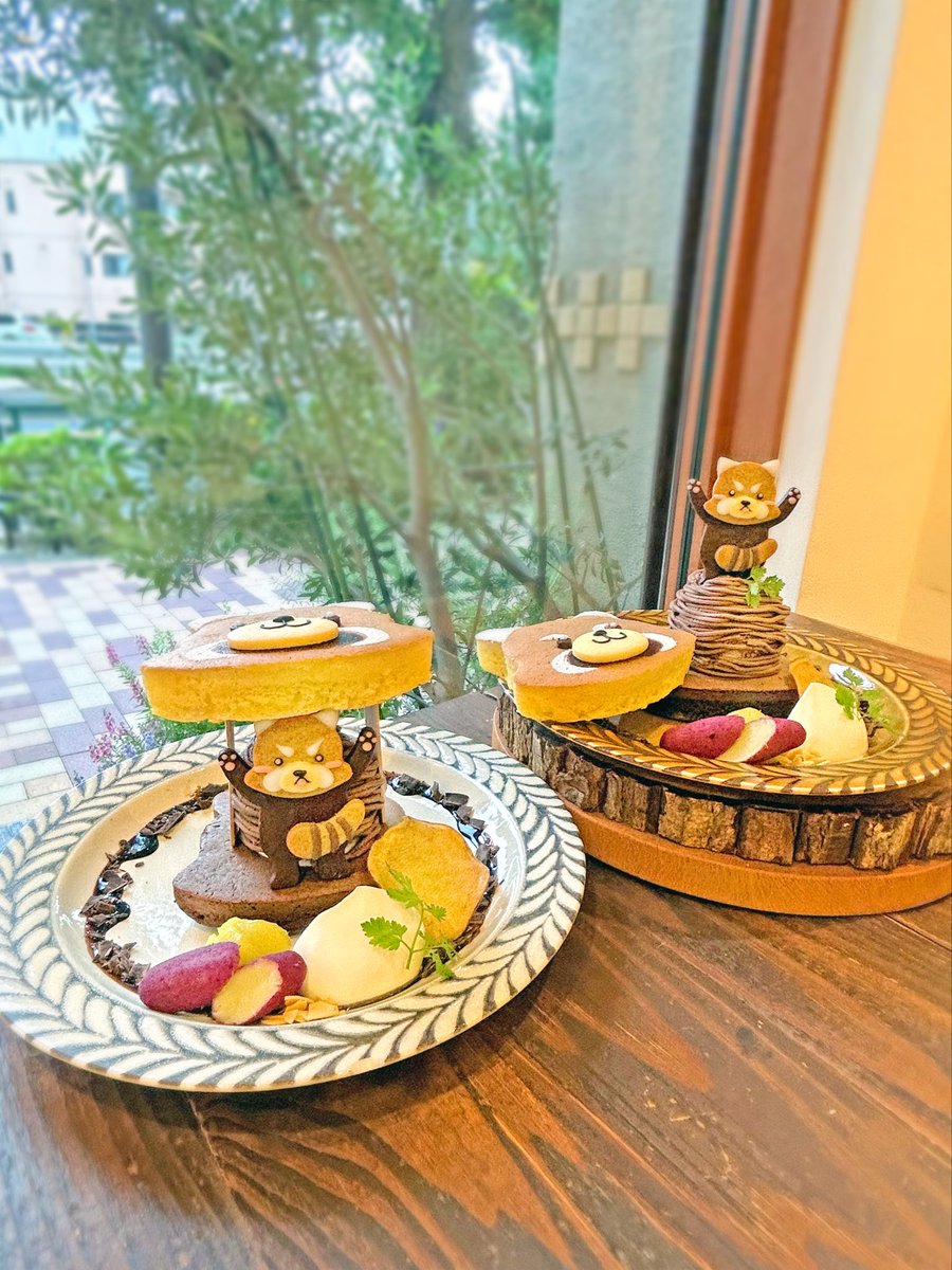 hentecoStaff's tweet photo. レッサーパンダパンケーキ🥞
9月4日（金）より新登場✨

✅威嚇クッキー1枚付き！【サンドする】か【乗せる】を選んでください
✅お味は【季節限定】【チョコバナナ】【モンブラン】の3種類😋

季節限定は【芋チョコモンブラン】です🍠🍫✨

#henteco森の洋菓子店 #レッサーパンダ #redpanda https://t.co/5RypNzdtAA