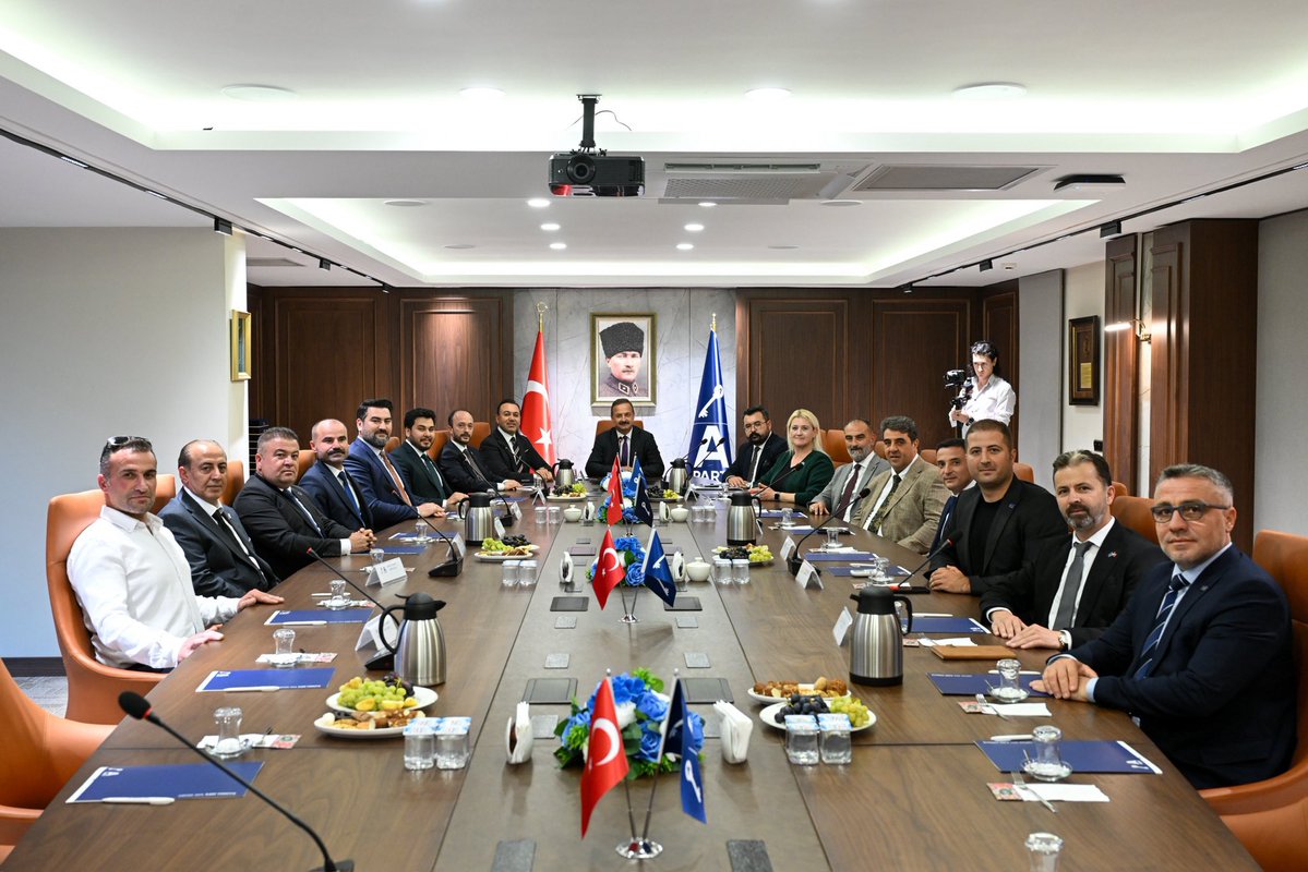 anahtarparti06's tweet photo. Teşkilat Vizyonu Bölge İl Başkanları Toplantımızın İkincisini Ankara’da Gerçekleştirdik.

Teşkilat Başkanımız Sn. Tahir Teşkinkılıç ve Başkan Yardımcımız Sn. Berat Akkaş’ın katılımlarıyla; Ankara, Kırıkkale, Yozgat, Çorum, Çankırı, Bilecik, Kırşehir, Zonguldak, Bartın, Karabük, Kastamonu, Bolu ve Sakarya İl Başkanlarımızla Ankara’da bir araya geldik.

Bölgemizdeki teşkilat çalışmalarımızı, sahadaki gelişmeleri ve önümüzdeki dönemde atacağımız adımları kapsamlı şekilde ele aldığımız toplantımızda, il teşkilatlarımızın görüş ve önerilerini karşılıklı olarak değerlendirdik.

Ankara’nın ev sahipliğinde gerçekleşen bu buluşma; birlik ve beraberliğimizi pekiştiren, teşkilatlarımız arasındaki koordinasyonu güçlendiren önemli bir istişare zemini oldu.

Milletimizin beklentilerini merkeze alan, sahadan beslenen ve ortak akılla şekillenen güçlü teşkilat yapımızla çalışmalarımızı kararlılıkla sürdüreceğiz.

Ortak akıldan, İleri Türkiye’ye!